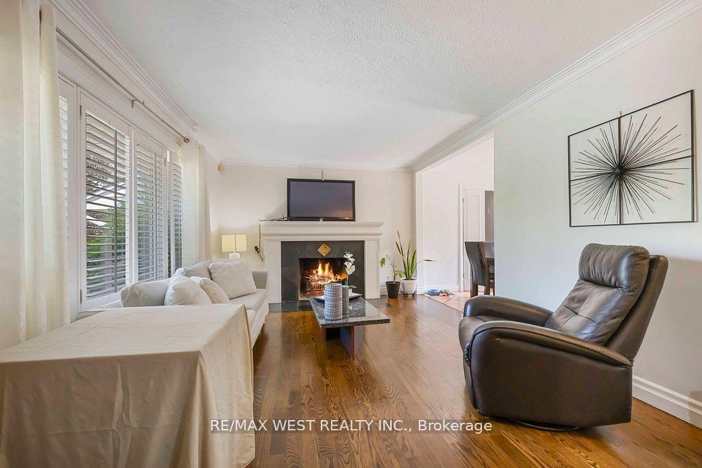 Photo 7 of 11 Duval Drive, North York, Maple Leaf — HOMEH