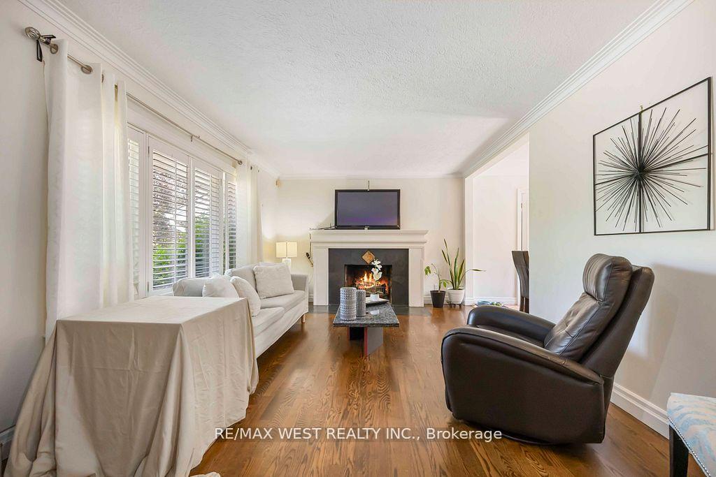 Photo 8 of 11 Duval Drive, North York, Maple Leaf — HOMEH