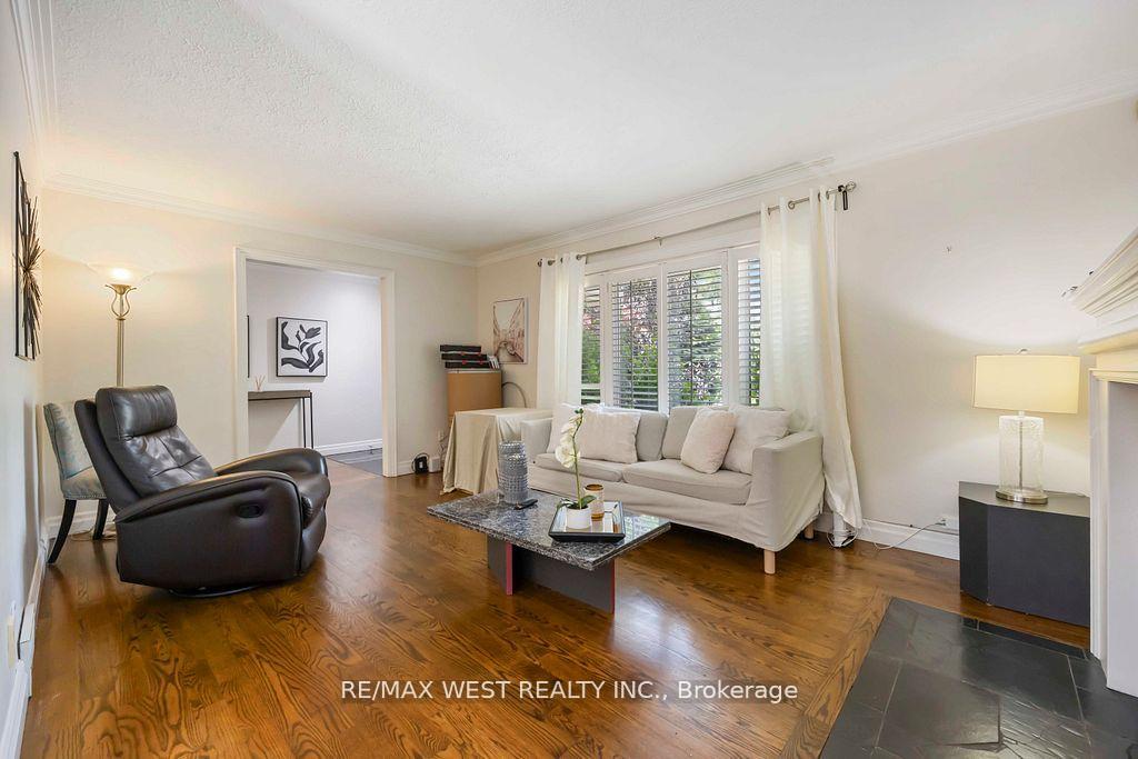 Photo 9 of 11 Duval Drive, North York, Maple Leaf — HOMEH