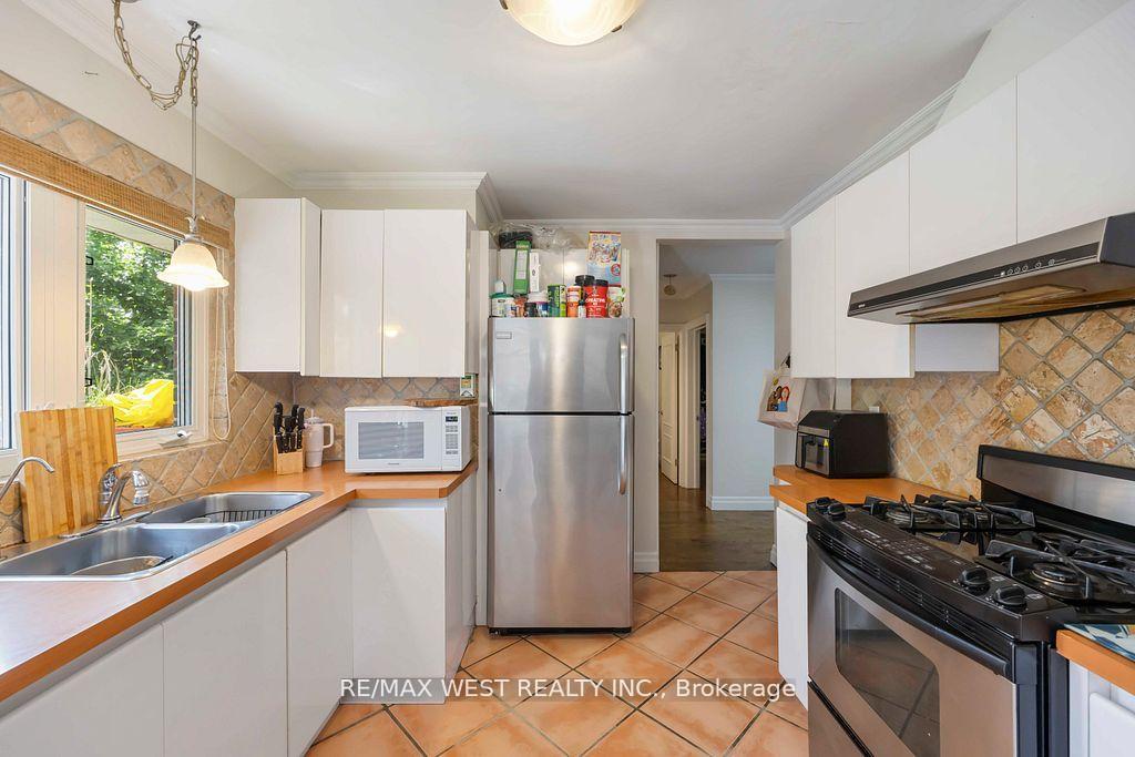 Photo 14 of 11 Duval Drive, North York, Maple Leaf — HOMEH