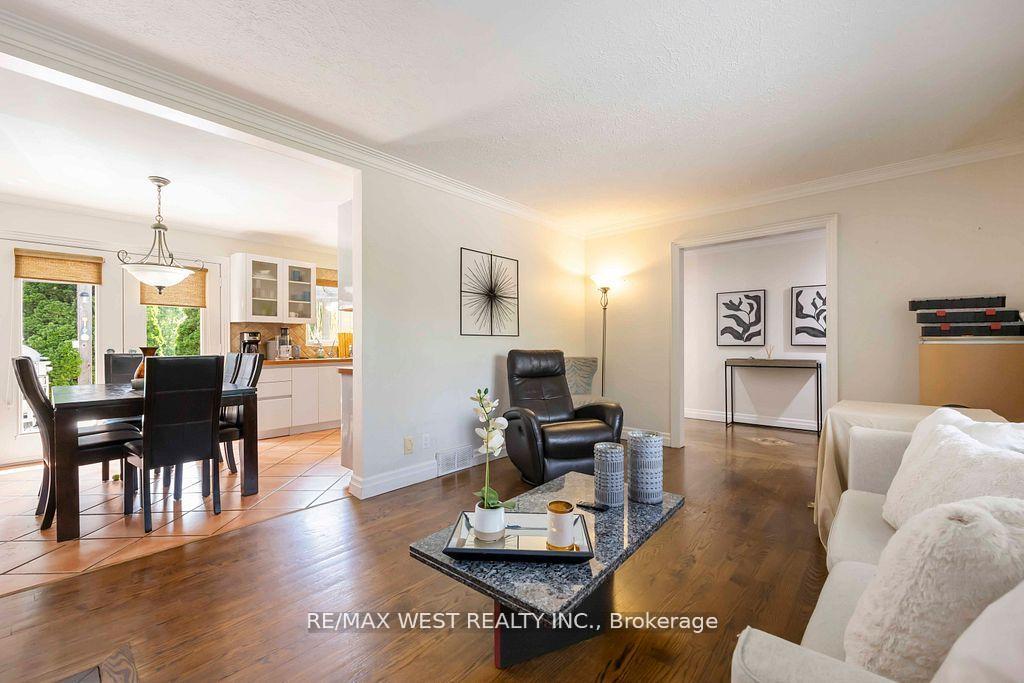 Photo 15 of 11 Duval Drive, North York, Maple Leaf — HOMEH