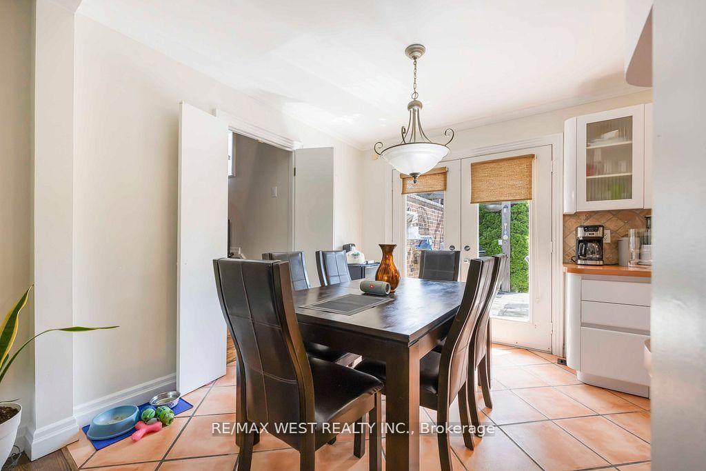 Photo 16 of 11 Duval Drive, North York, Maple Leaf — HOMEH