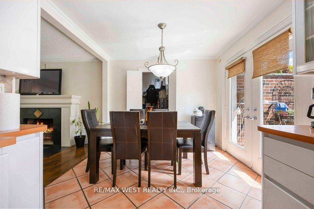 Photo 17 of 11 Duval Drive, North York, Maple Leaf — HOMEH