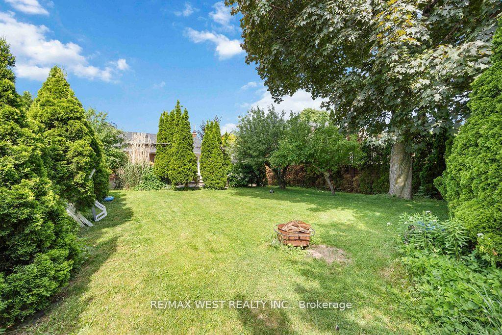 Photo 23 of 11 Duval Drive, North York, Maple Leaf — HOMEH