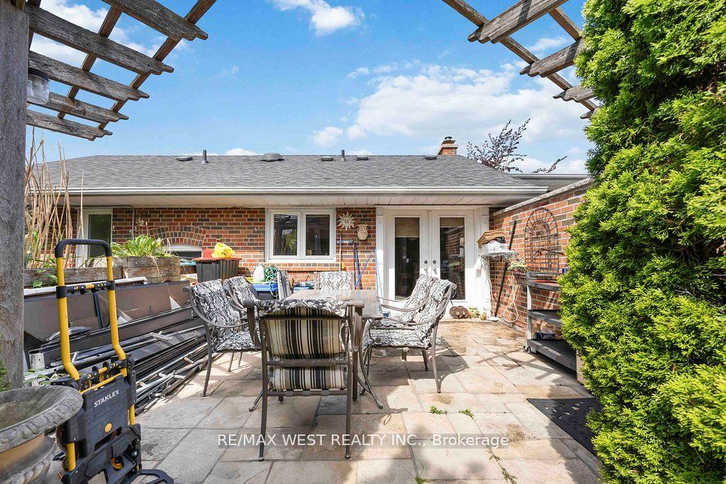 Photo 25 of 11 Duval Drive, North York, Maple Leaf — HOMEH