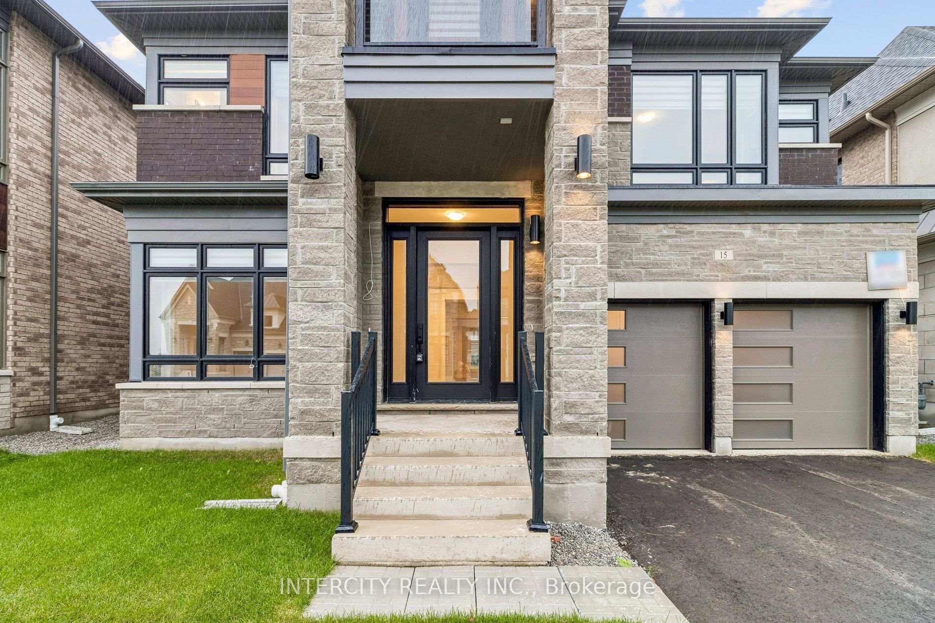 Photo 2 of 15 Garriock Hall Avenue, King, King City — HOMEH