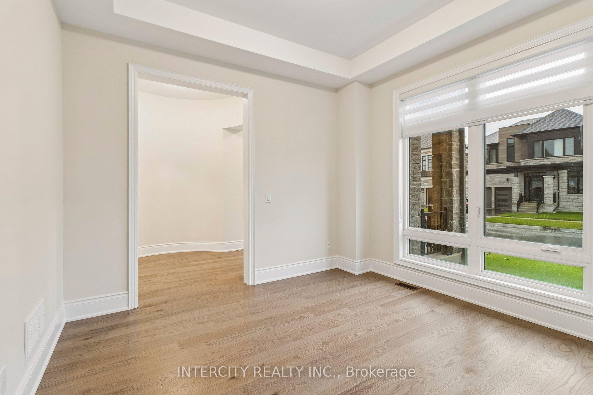 Photo 9 of 15 Garriock Hall Avenue, King, King City — HOMEH