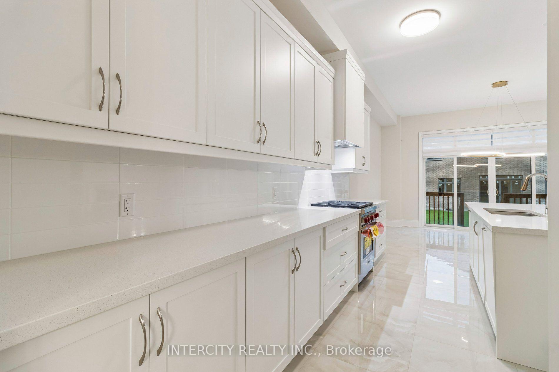 Photo 17 of 15 Garriock Hall Avenue, King, King City — HOMEH