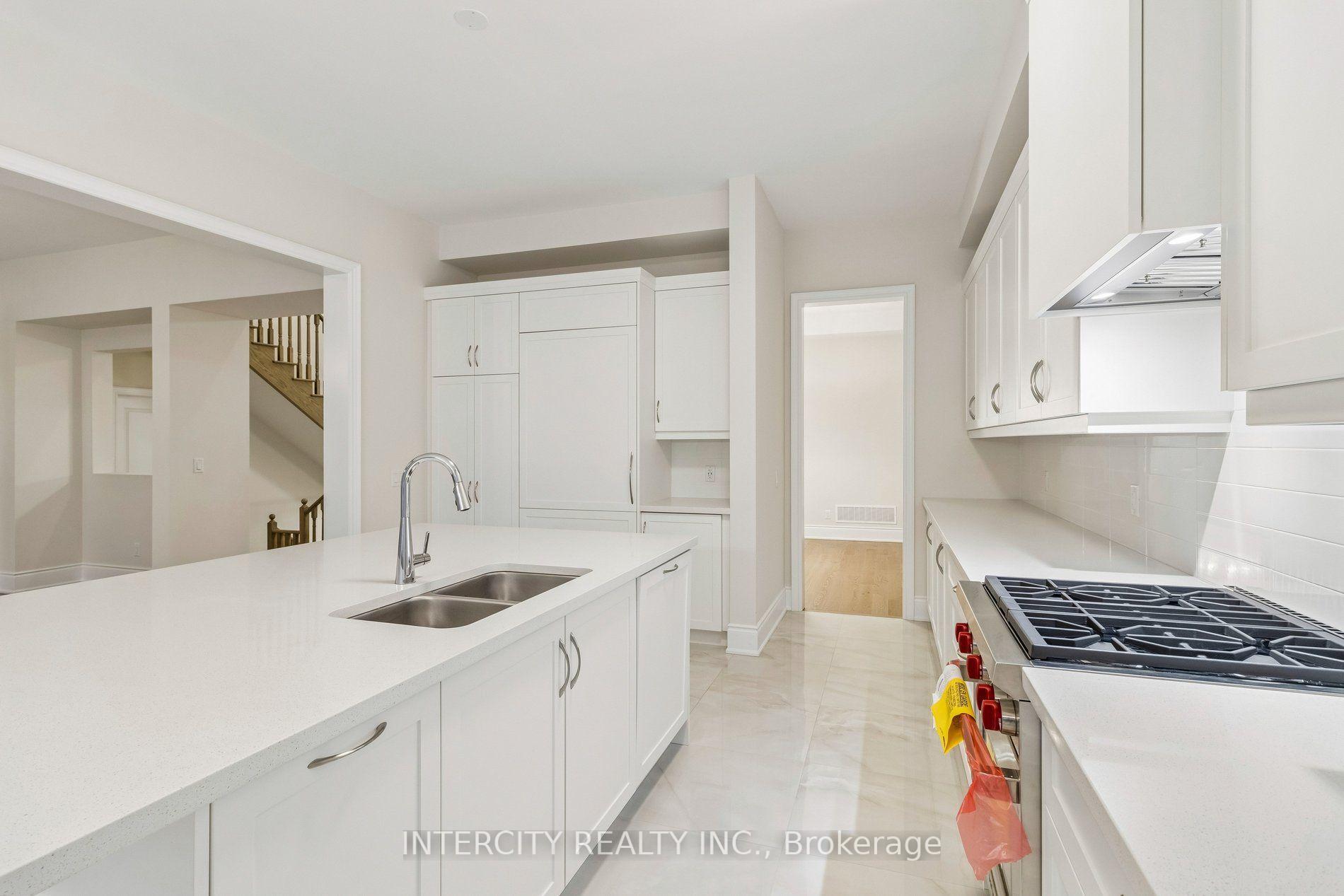 Photo 21 of 15 Garriock Hall Avenue, King, King City — HOMEH