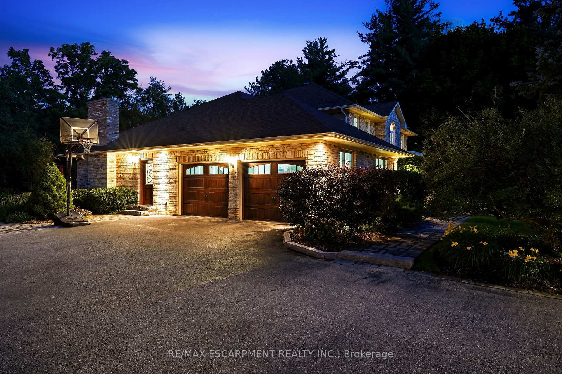 Photo 3 of 48 Woodend Drive, Hamilton, Rural Flamborough — HOMEH
