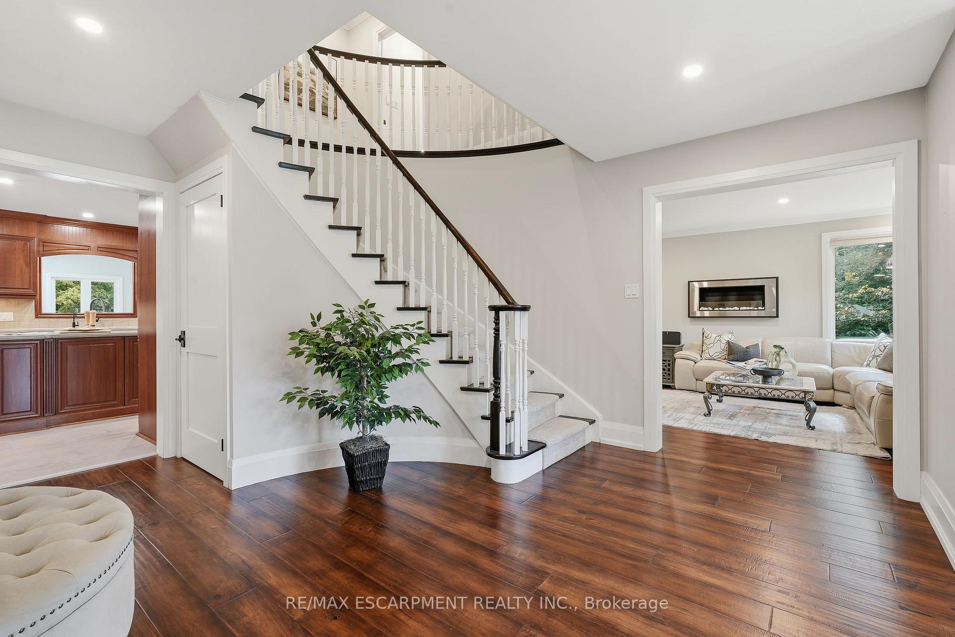 Photo 8 of 48 Woodend Drive, Hamilton, Rural Flamborough — HOMEH