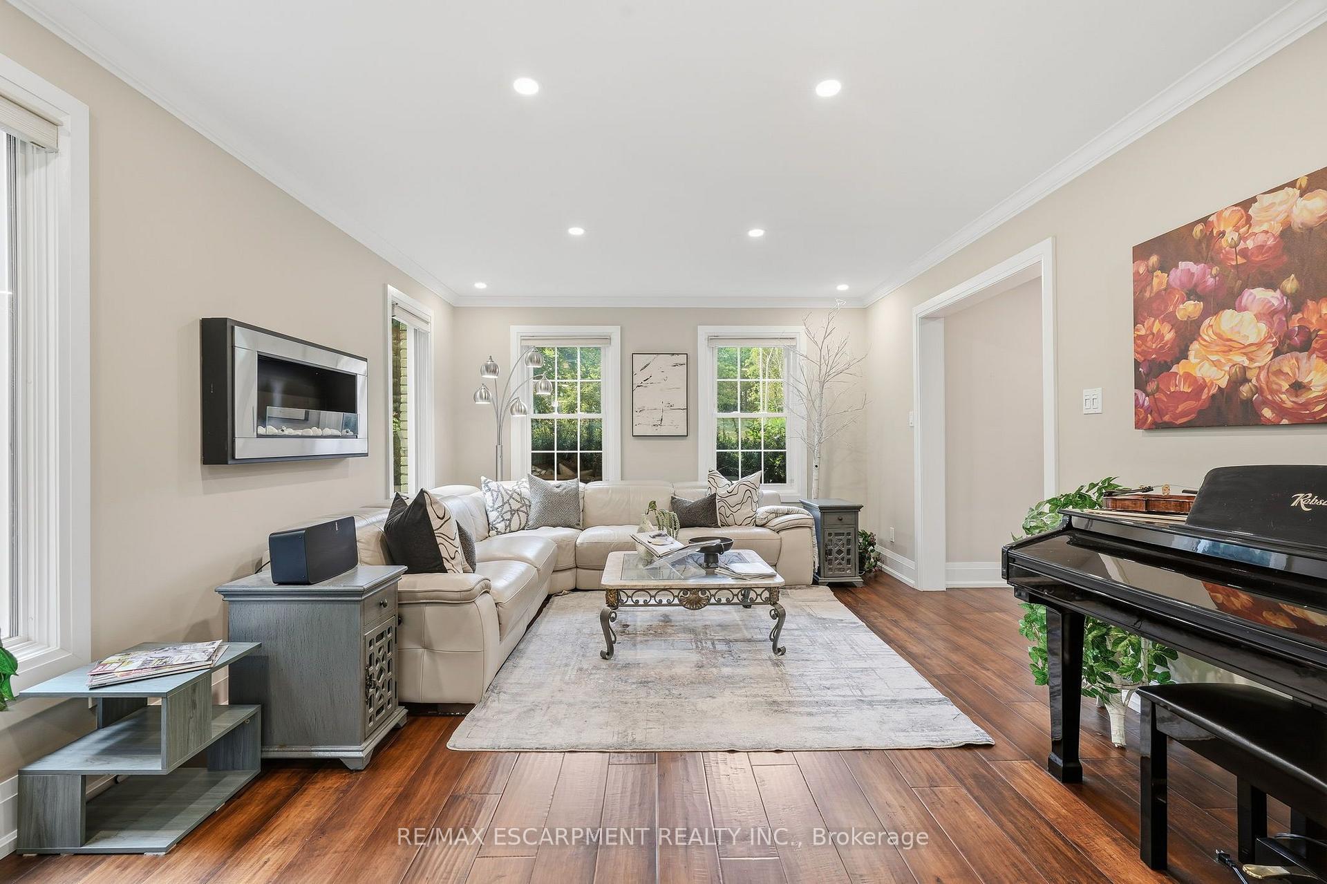 Photo 10 of 48 Woodend Drive, Hamilton, Rural Flamborough — HOMEH
