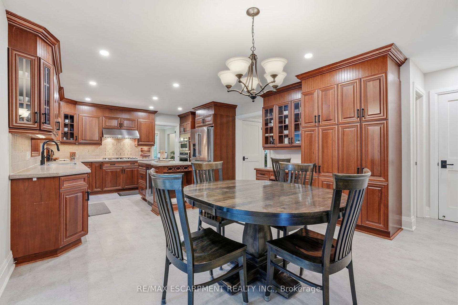 Photo 17 of 48 Woodend Drive, Hamilton, Rural Flamborough — HOMEH
