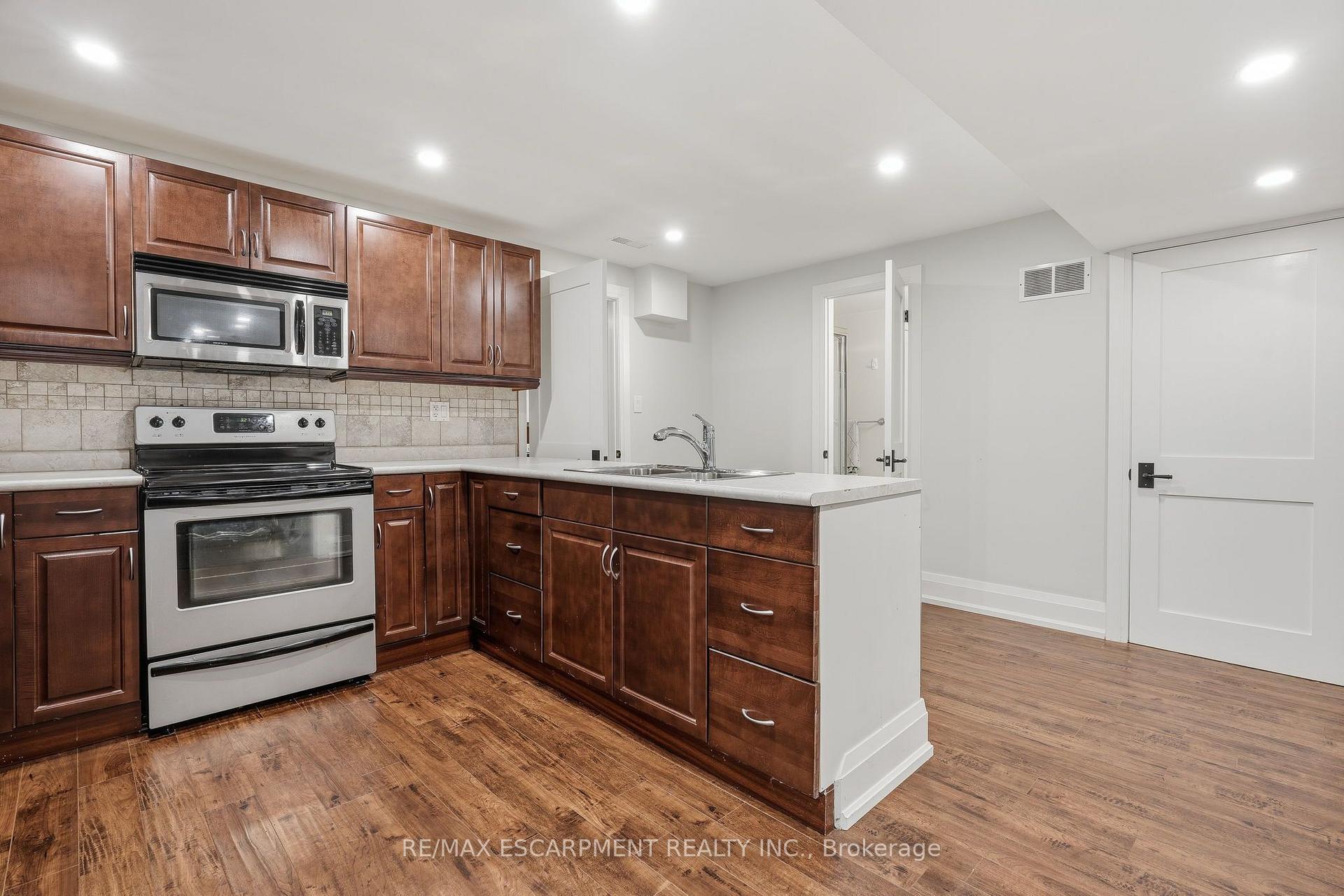 Photo 38 of 48 Woodend Drive, Hamilton, Rural Flamborough — HOMEH
