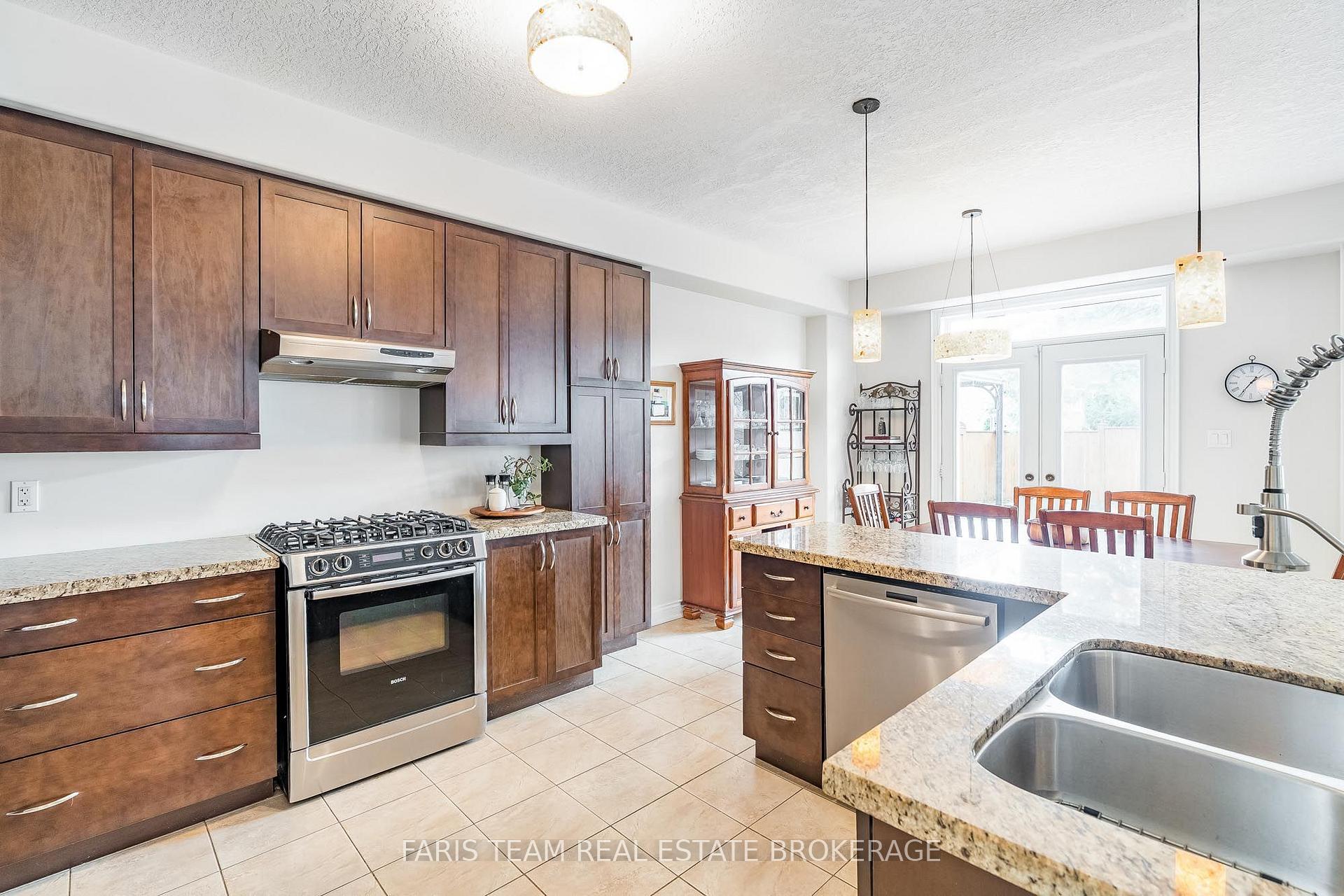 Photo 3 of 33 Auburn Court, Barrie, Ardagh — HOMEH