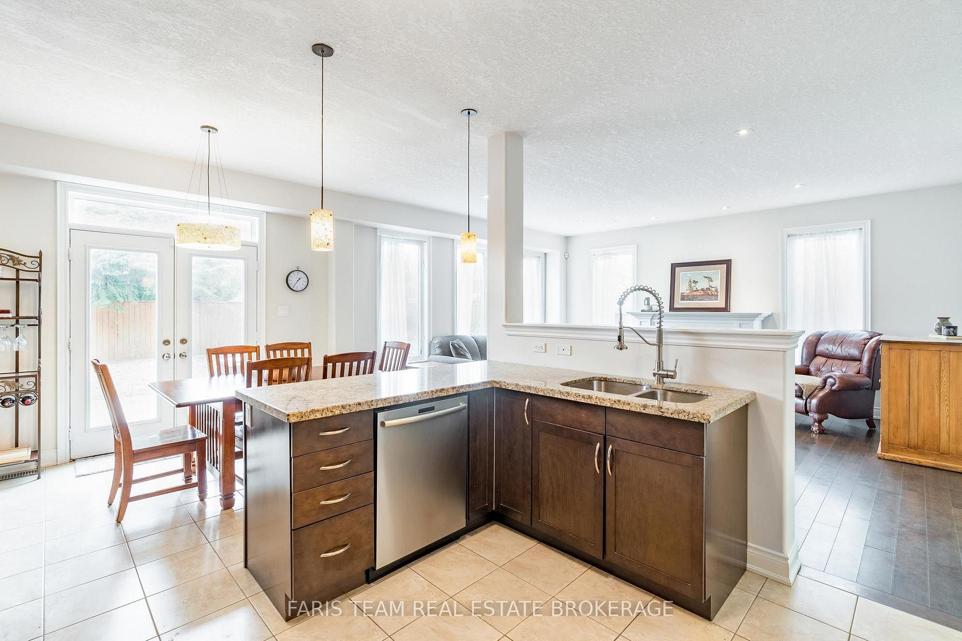 Photo 4 of 33 Auburn Court, Barrie, Ardagh — HOMEH