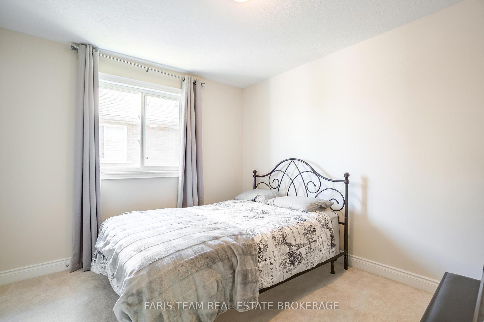 Photo 6 of 33 Auburn Court, Barrie, Ardagh — HOMEH