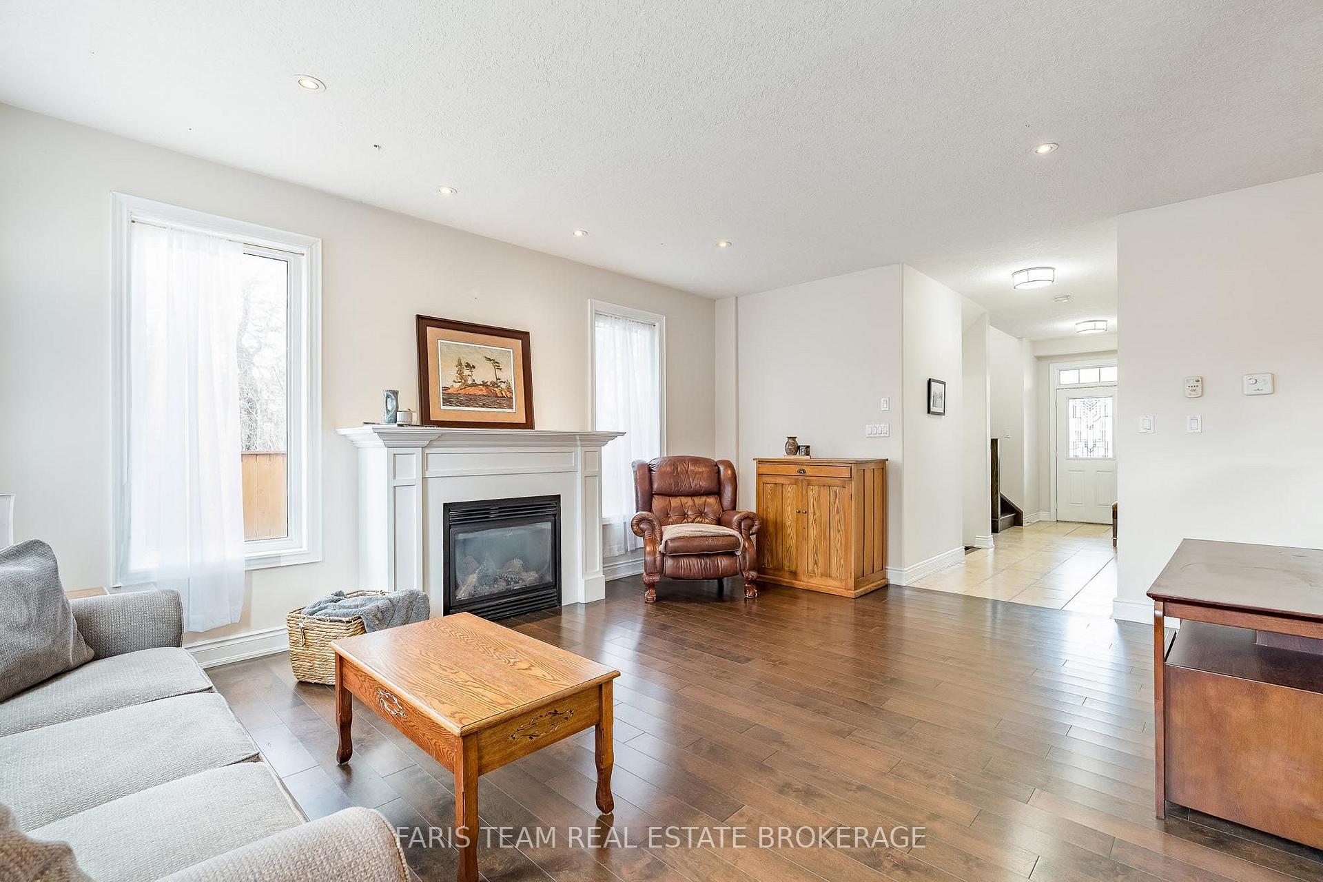 Photo 5 of 33 Auburn Court, Barrie, Ardagh — HOMEH