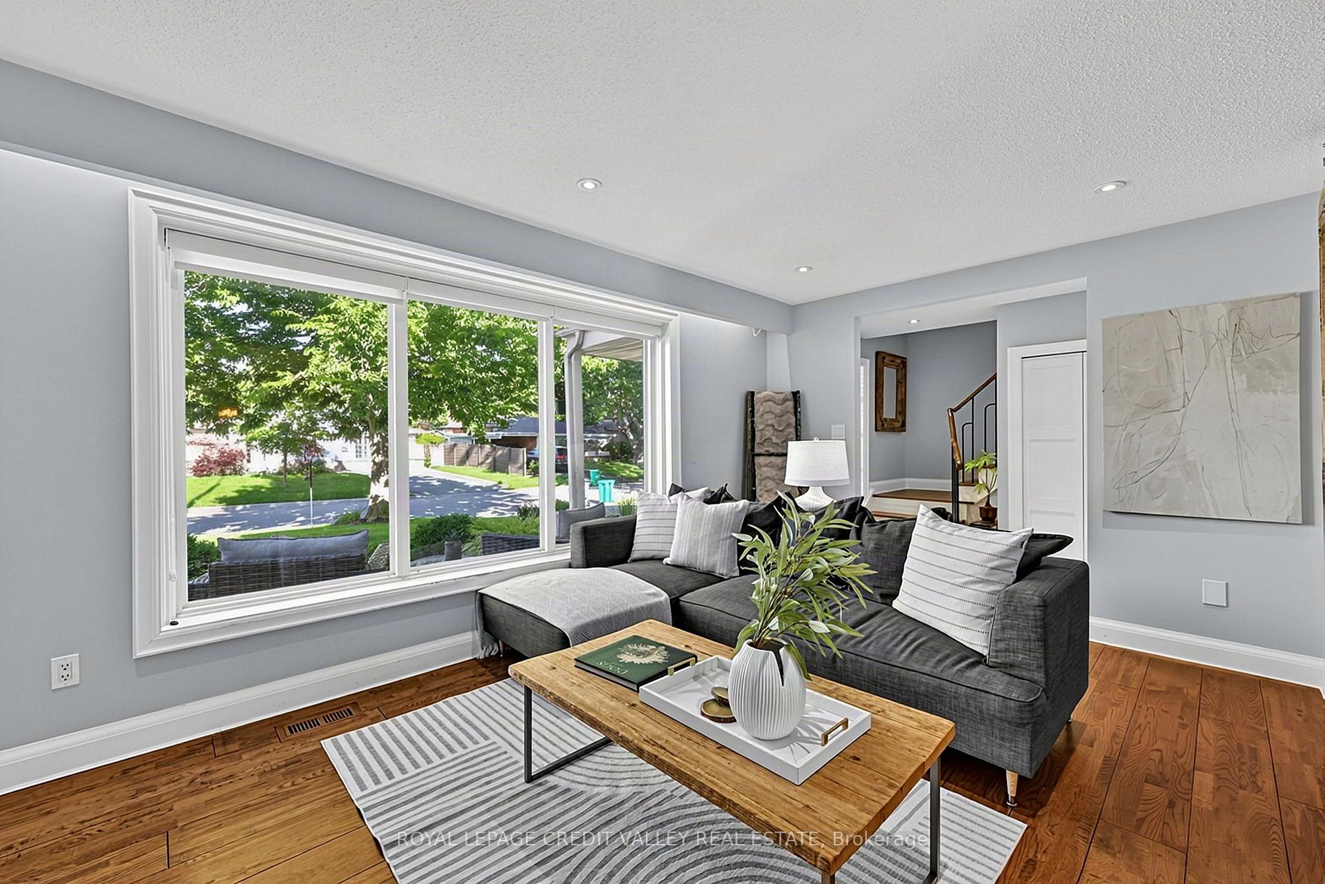 Photo 11 of 31 Melville Crescent, Brampton, Brampton East — HOMEH