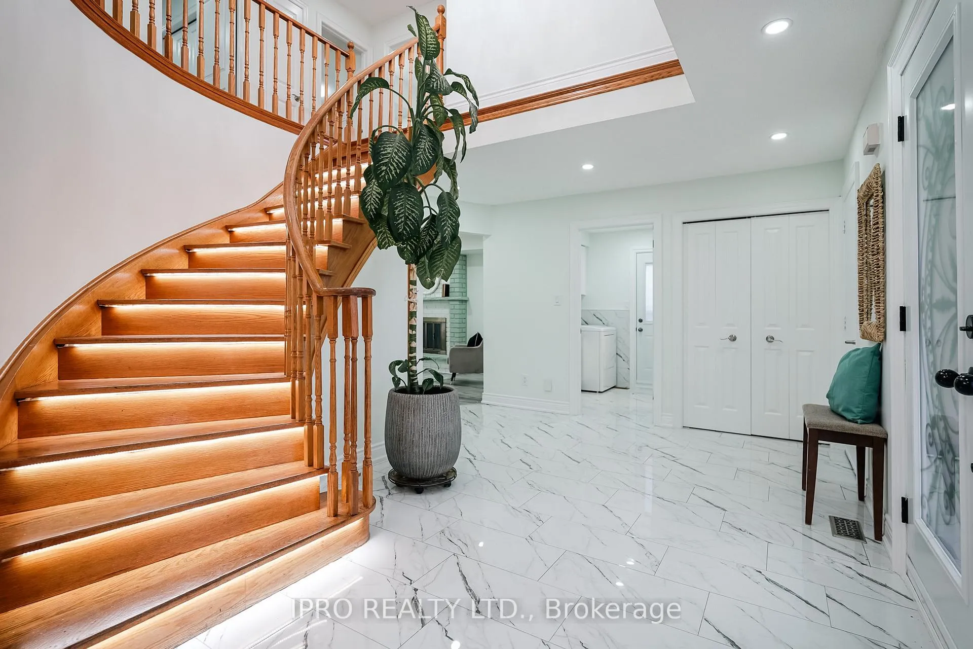 Photo 4 of 208 Goodman Drive, Oshawa, McLaughlin — HOMEH