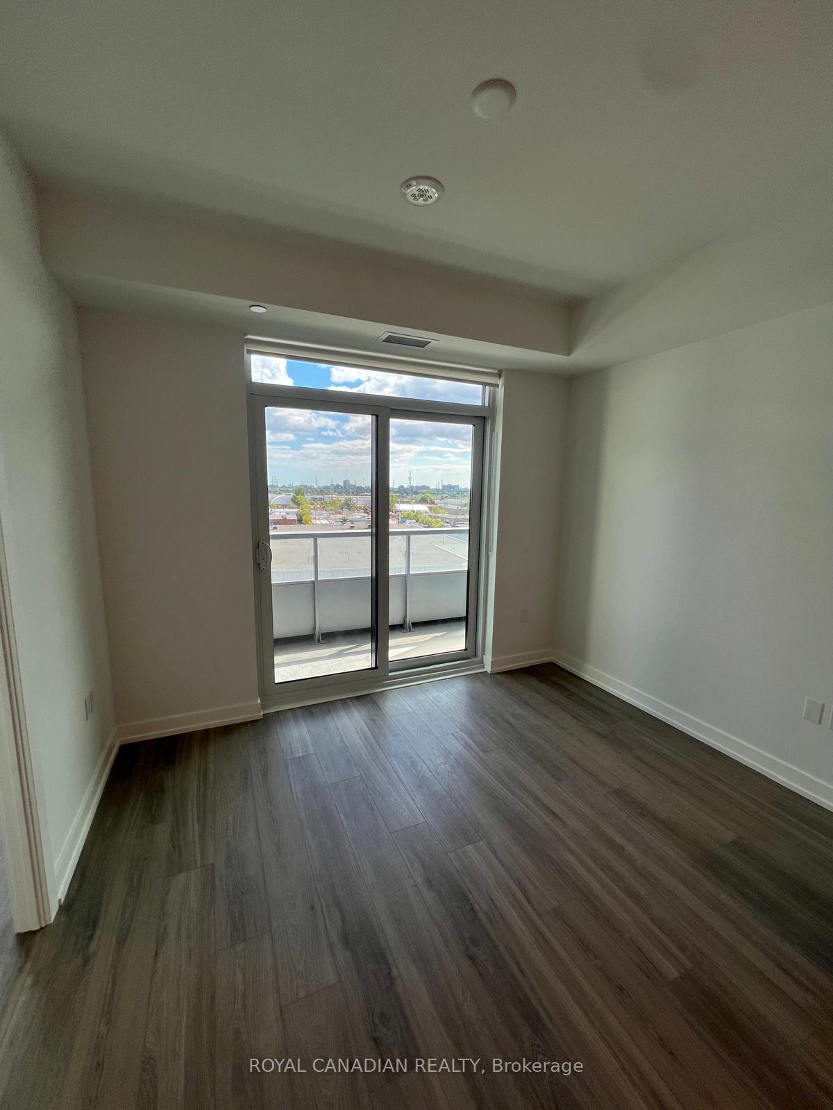 Photo 4 of Unit 613, 21 Meadowvale Road, Vaughan, Concord — HOMEH