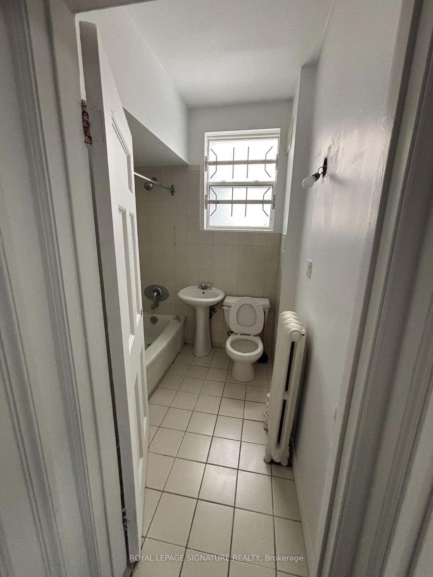 Photo 7 of Unit 3rd Floor, 563 Bloor Street W, Toronto, University — HOMEH