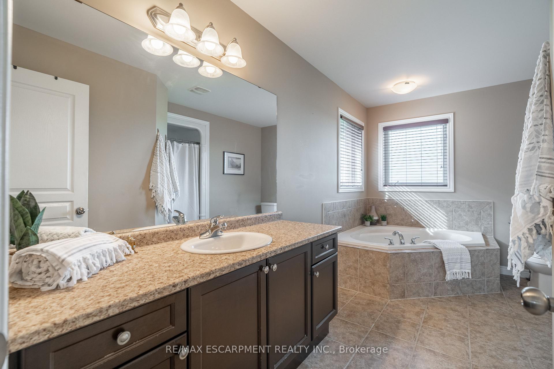 Photo 17 of 51 Showcase Drive, Hamilton, Stoney Creek — HOMEH