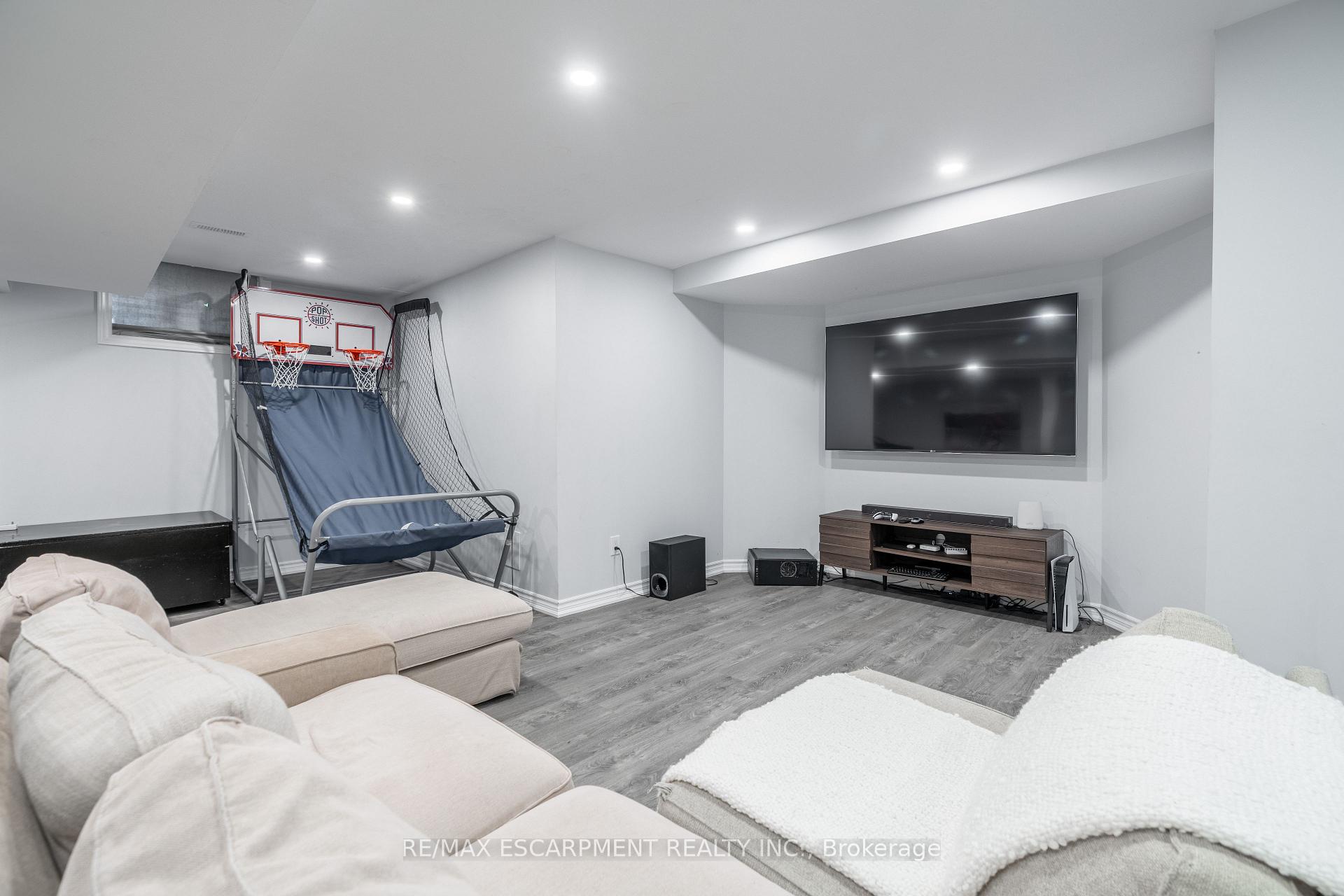 Photo 24 of 51 Showcase Drive, Hamilton, Stoney Creek — HOMEH