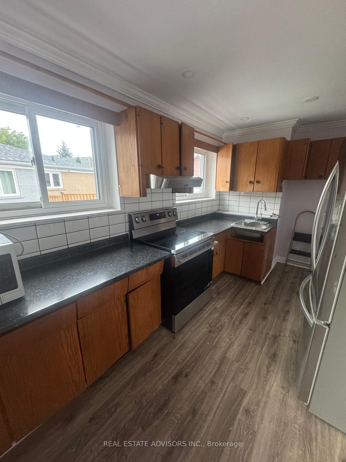 Photo 3 of 46 Huddleston Court, Scarborough, Clairlea-Birchmount — HOMEH
