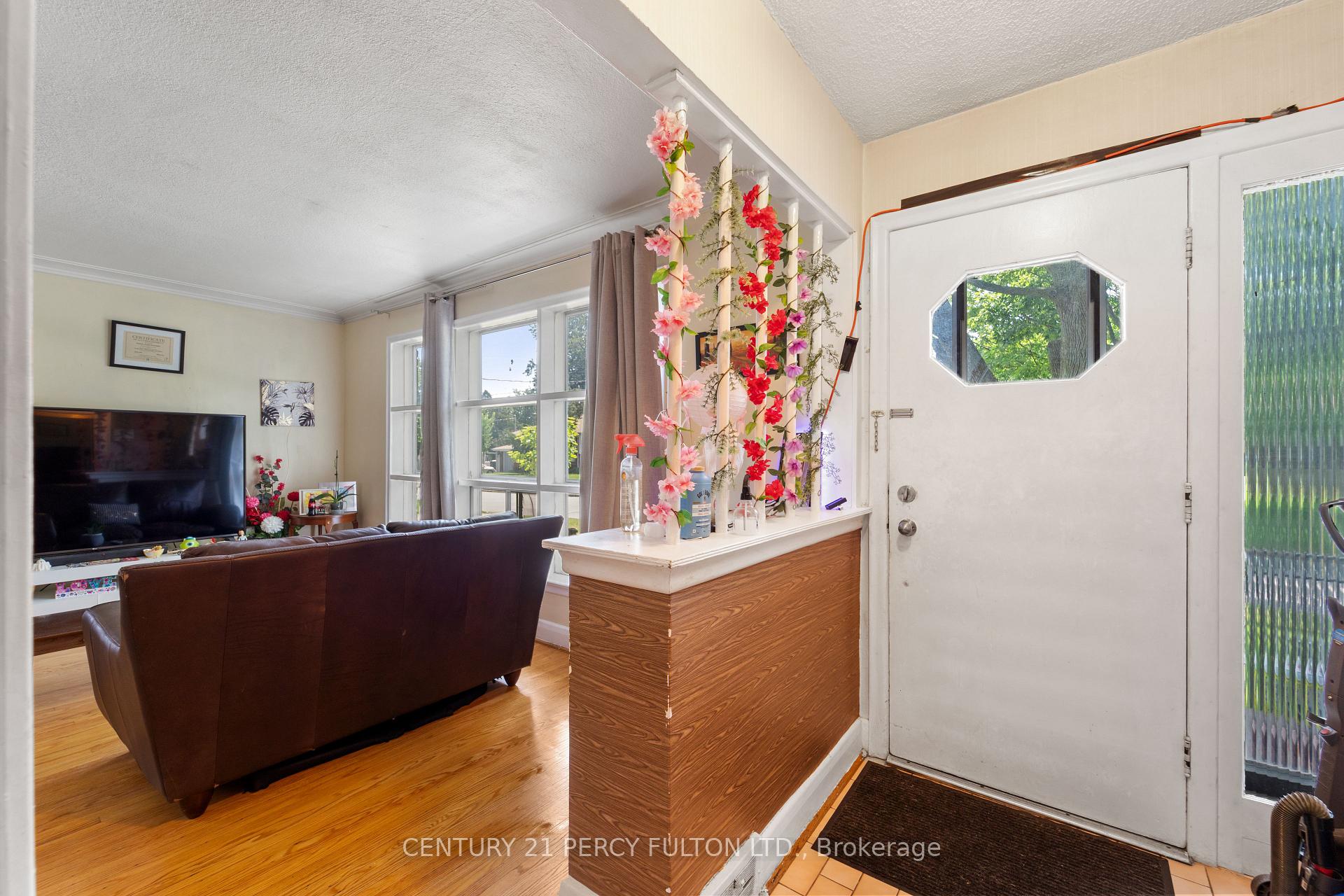 Photo 4 of 10 Belmore Avenue, Scarborough, Wexford-Maryvale — HOMEH