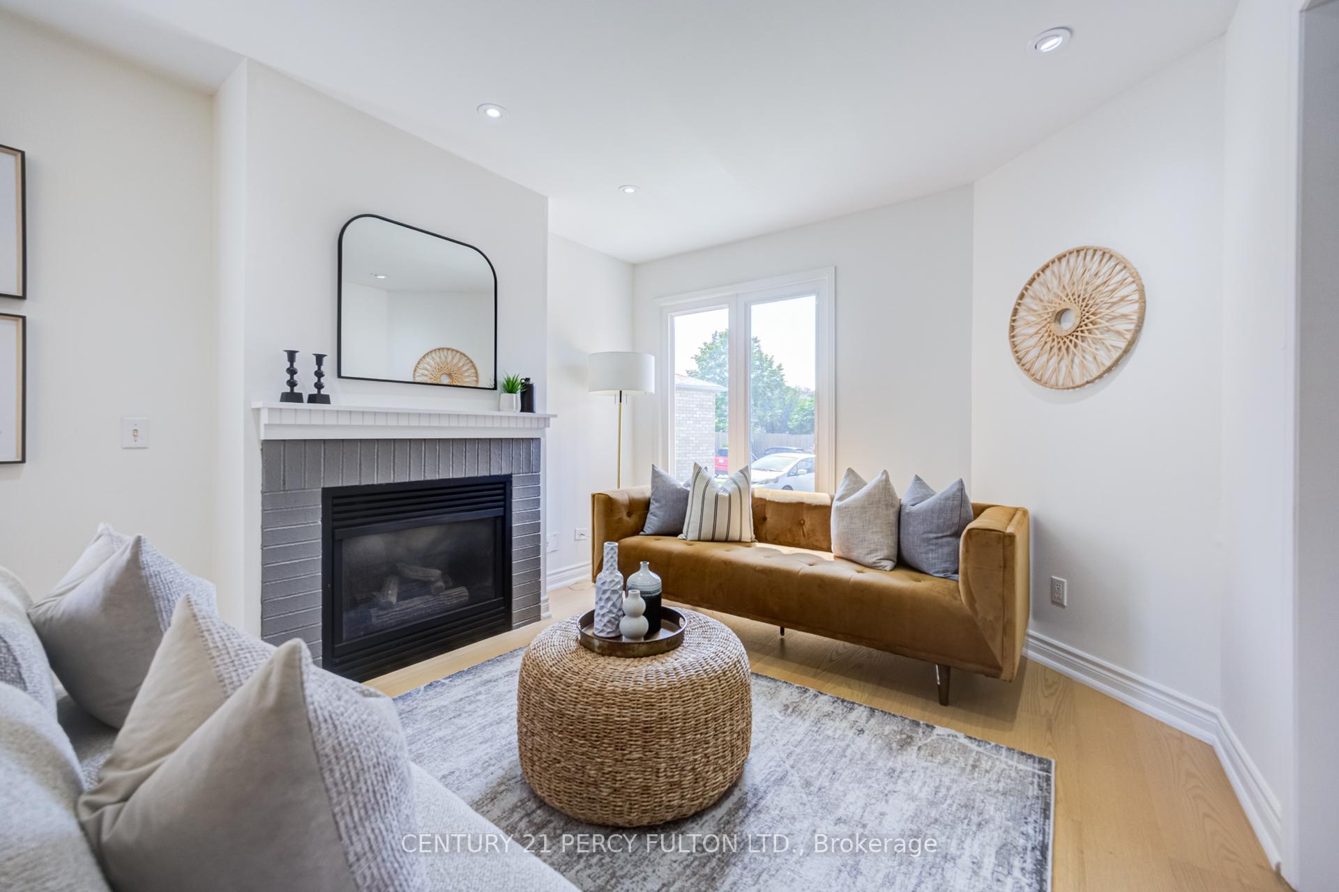 Photo 5 of 611 Atwood Crescent, Pickering, West Shore — HOMEH