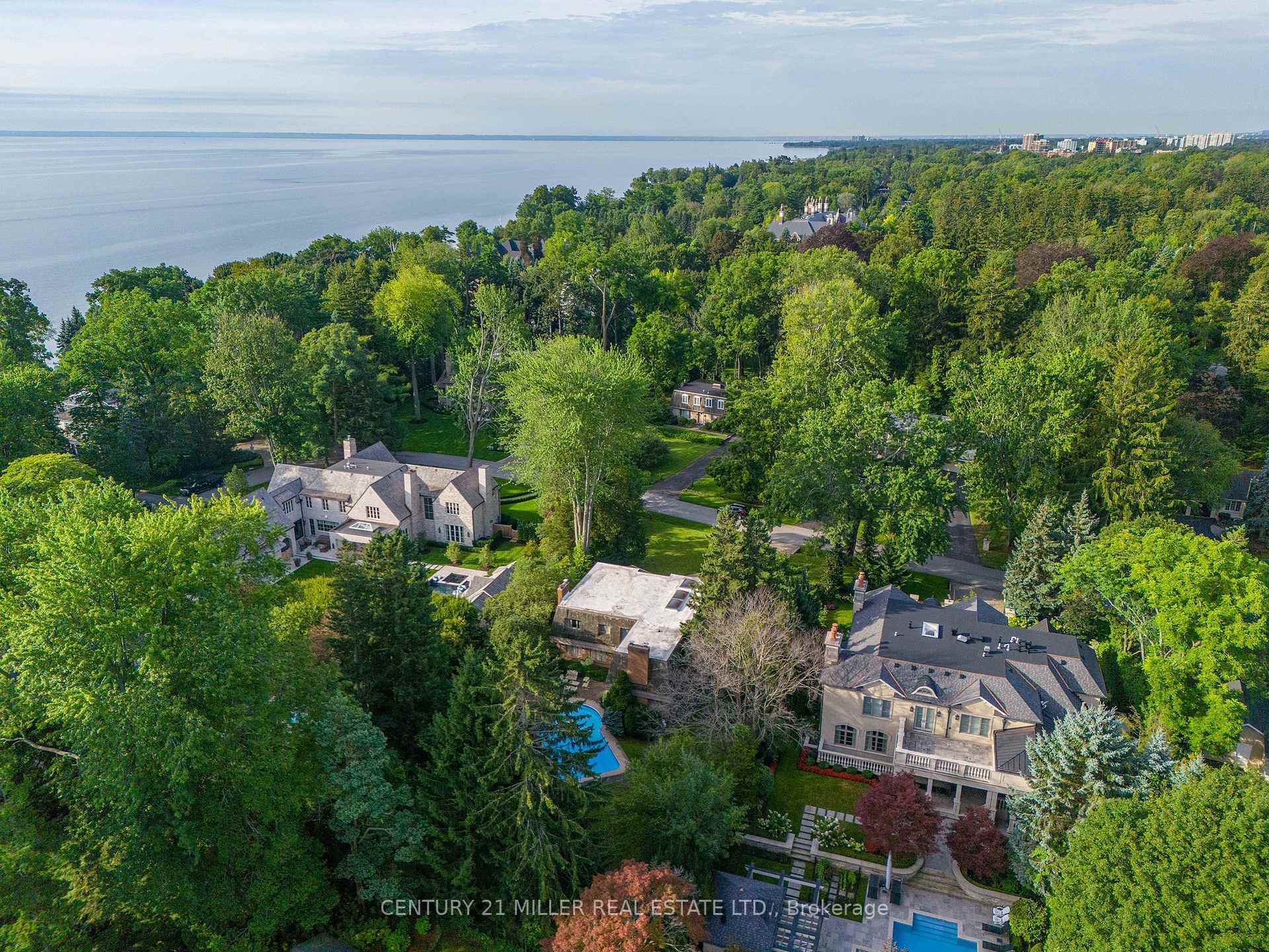 Photo 4 of 16 Colonial Crescent, Oakville, Morrison — HOMEH