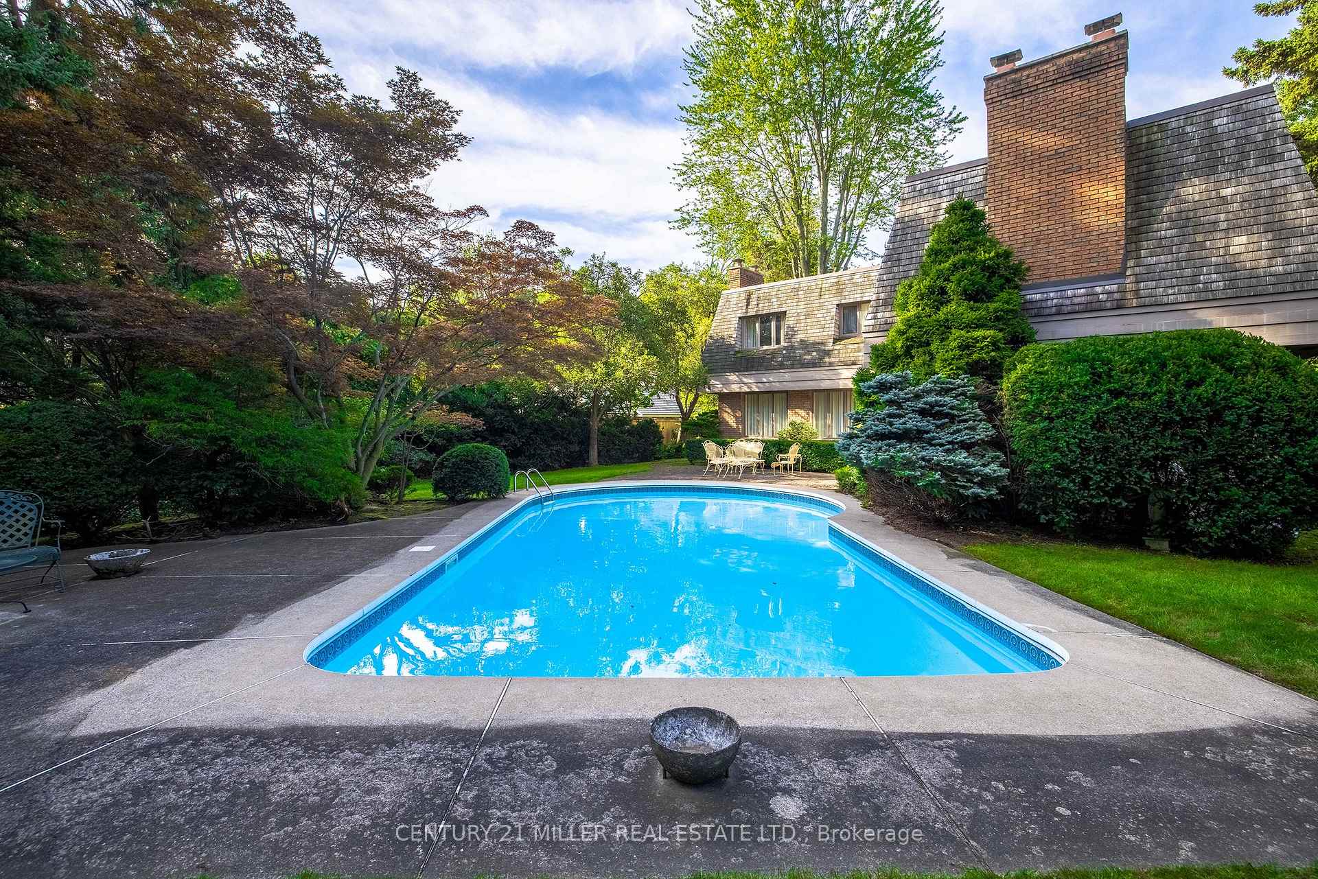 Photo 10 of 16 Colonial Crescent, Oakville, Morrison — HOMEH
