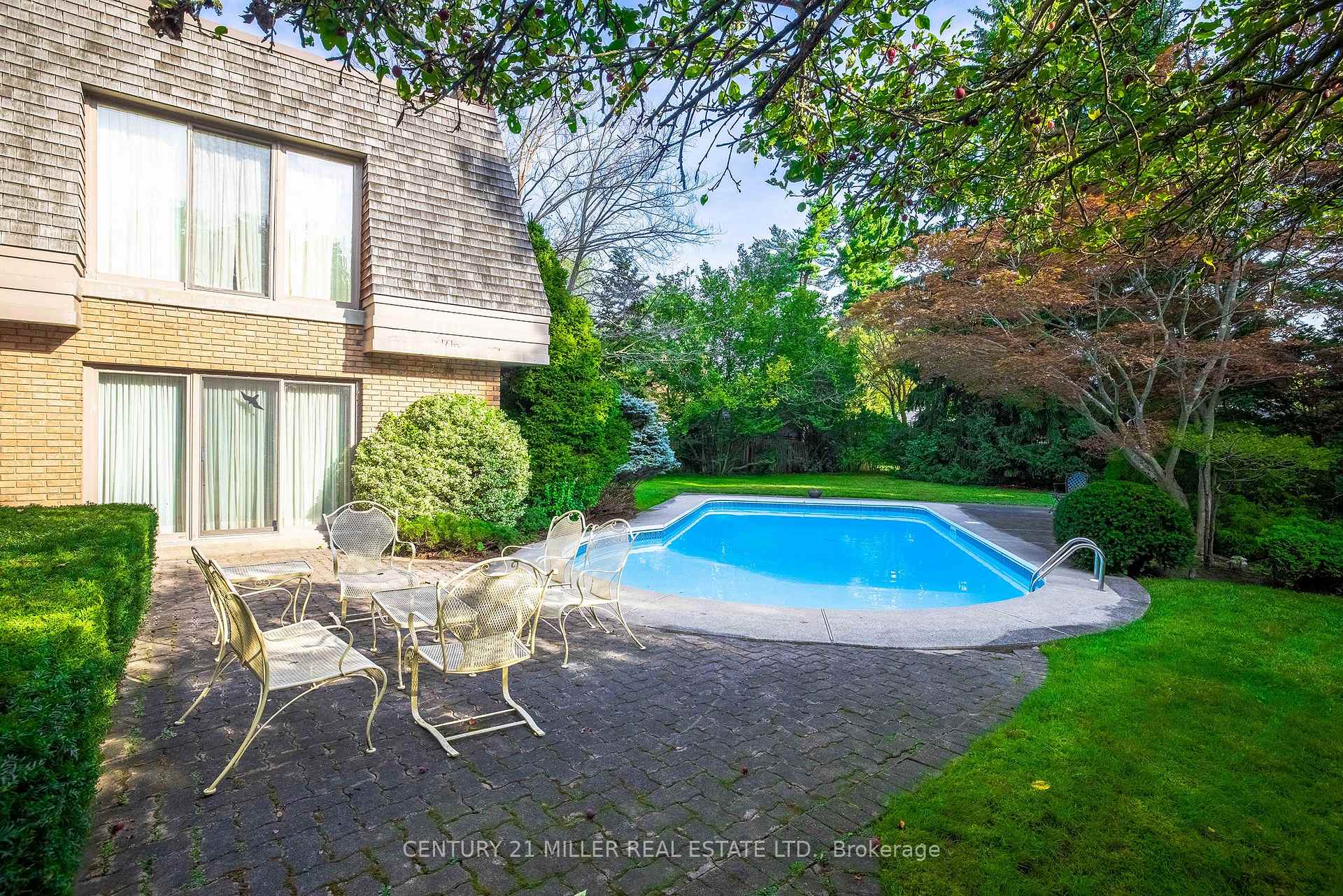 Photo 11 of 16 Colonial Crescent, Oakville, Morrison — HOMEH