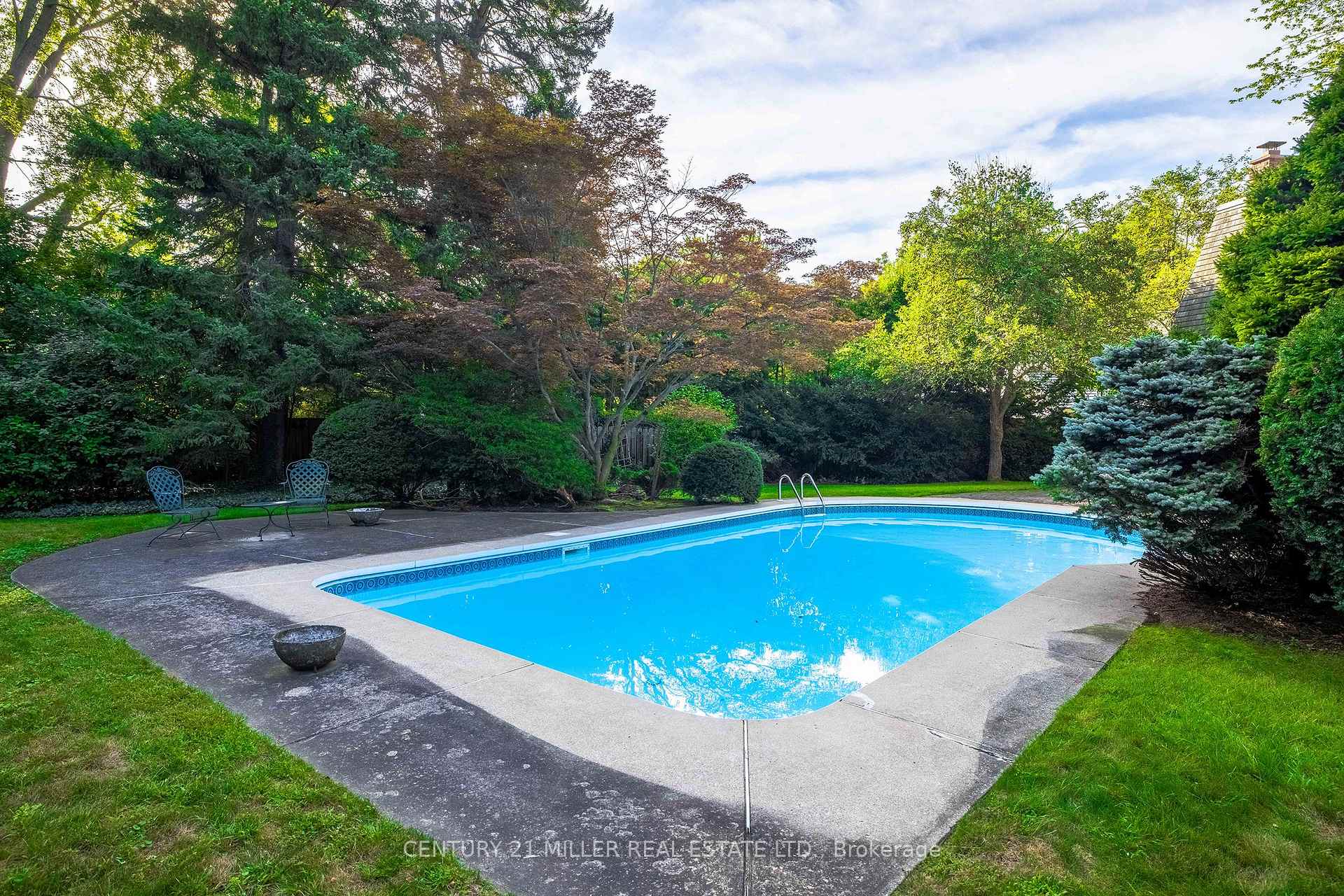 Photo 12 of 16 Colonial Crescent, Oakville, Morrison — HOMEH