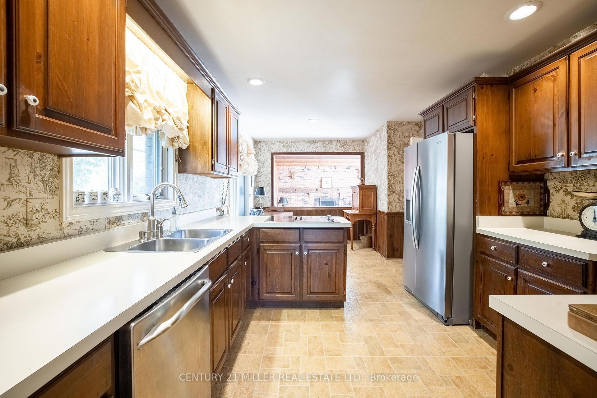 Photo 18 of 16 Colonial Crescent, Oakville, Morrison — HOMEH