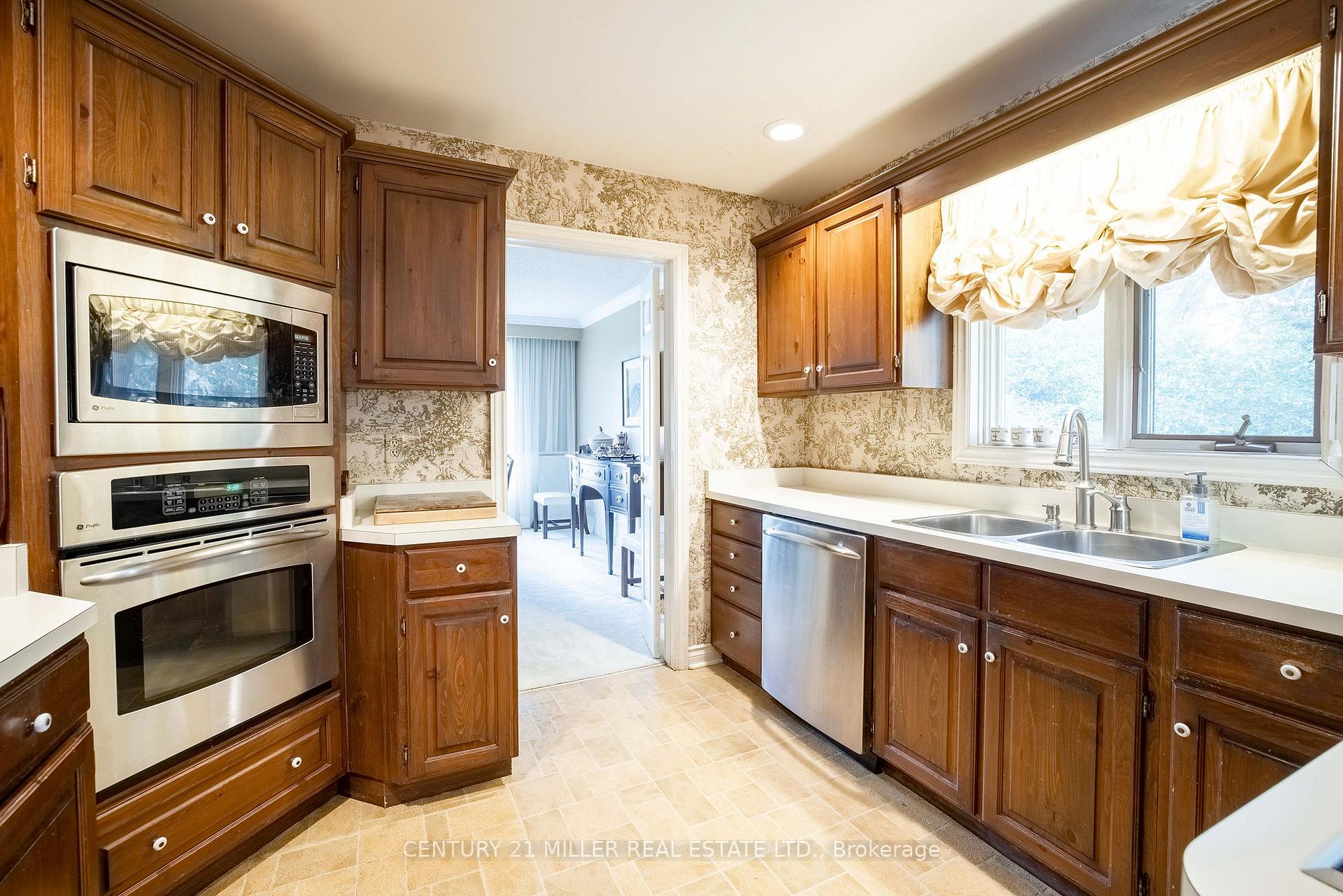 Photo 19 of 16 Colonial Crescent, Oakville, Morrison — HOMEH