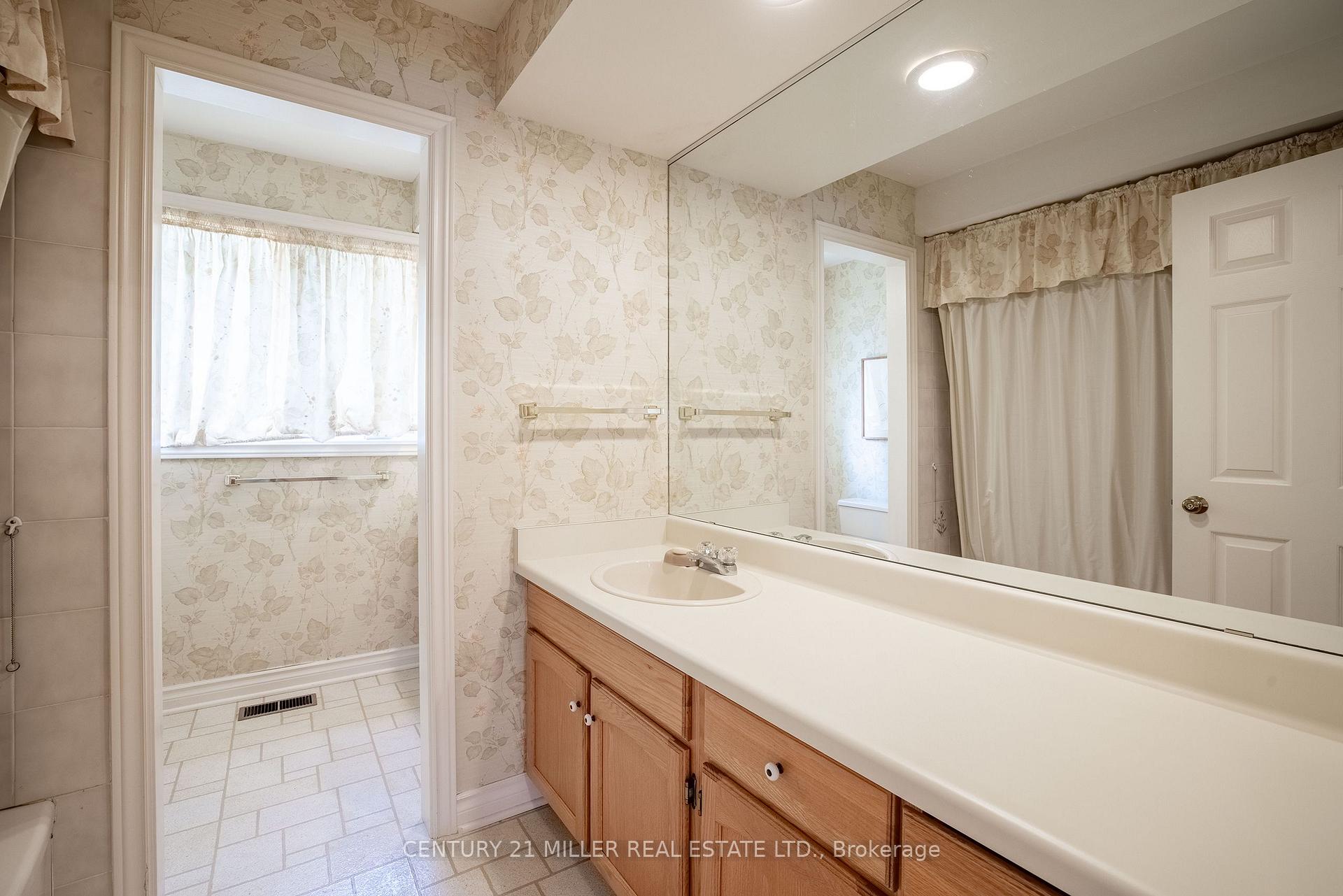 Photo 26 of 16 Colonial Crescent, Oakville, Morrison — HOMEH