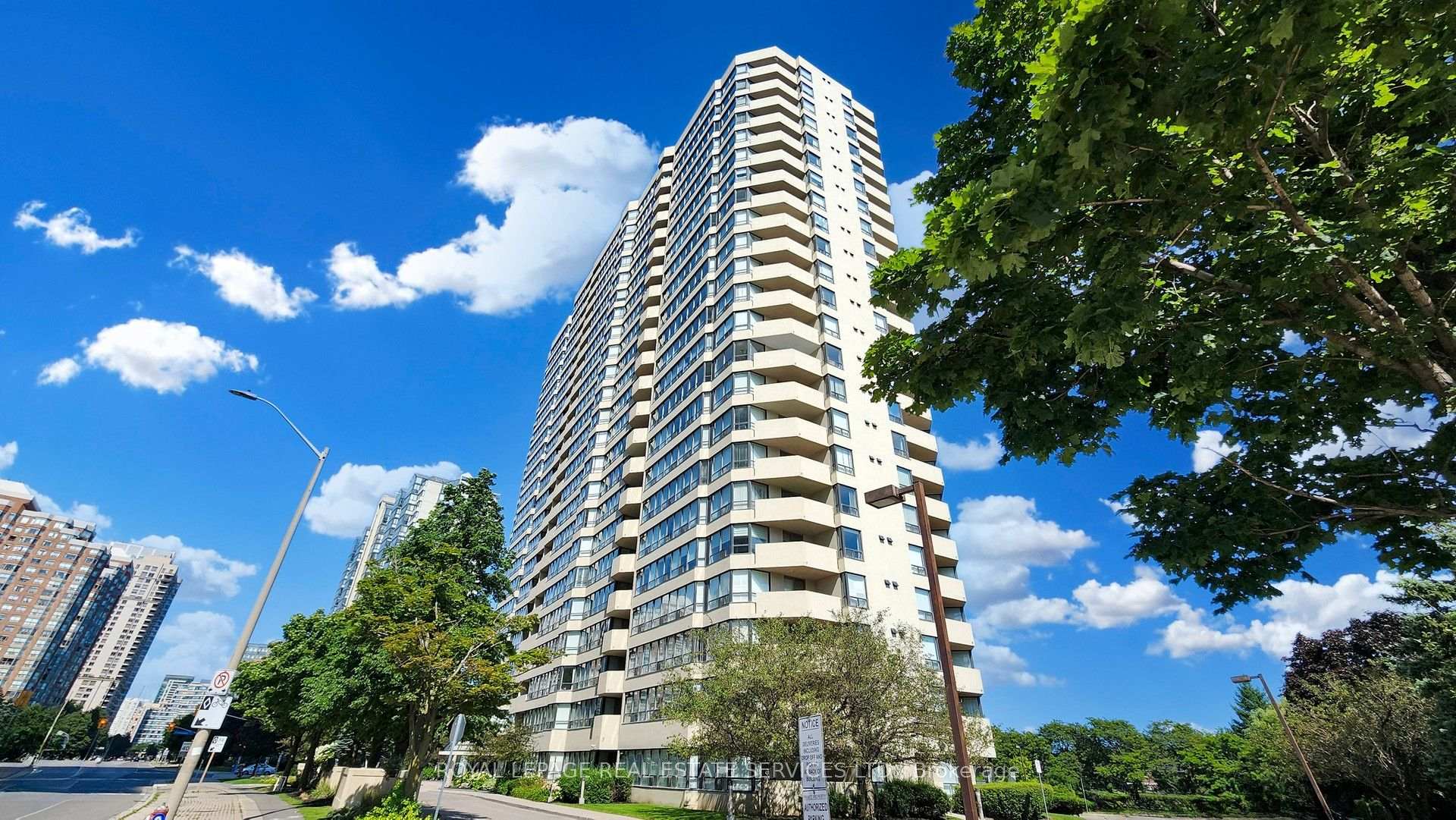 Photo 2 of 400 Webb Drive, Mississauga, City Centre — HOMEH