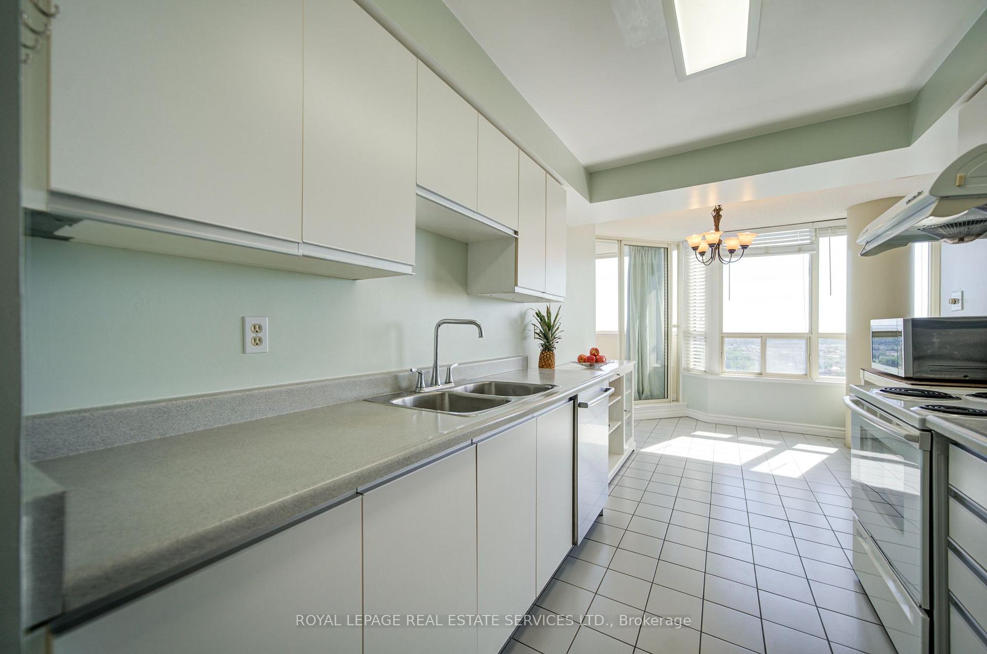 Photo 8 of 400 Webb Drive, Mississauga, City Centre — HOMEH