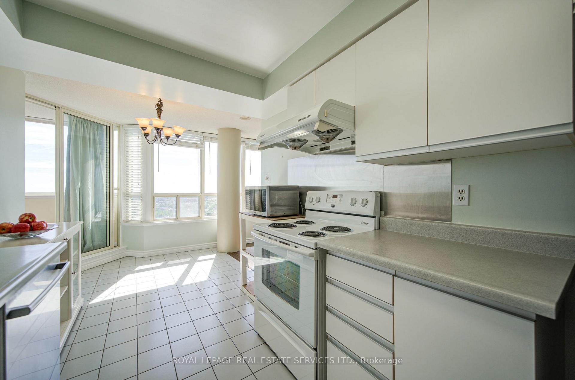Photo 9 of 400 Webb Drive, Mississauga, City Centre — HOMEH