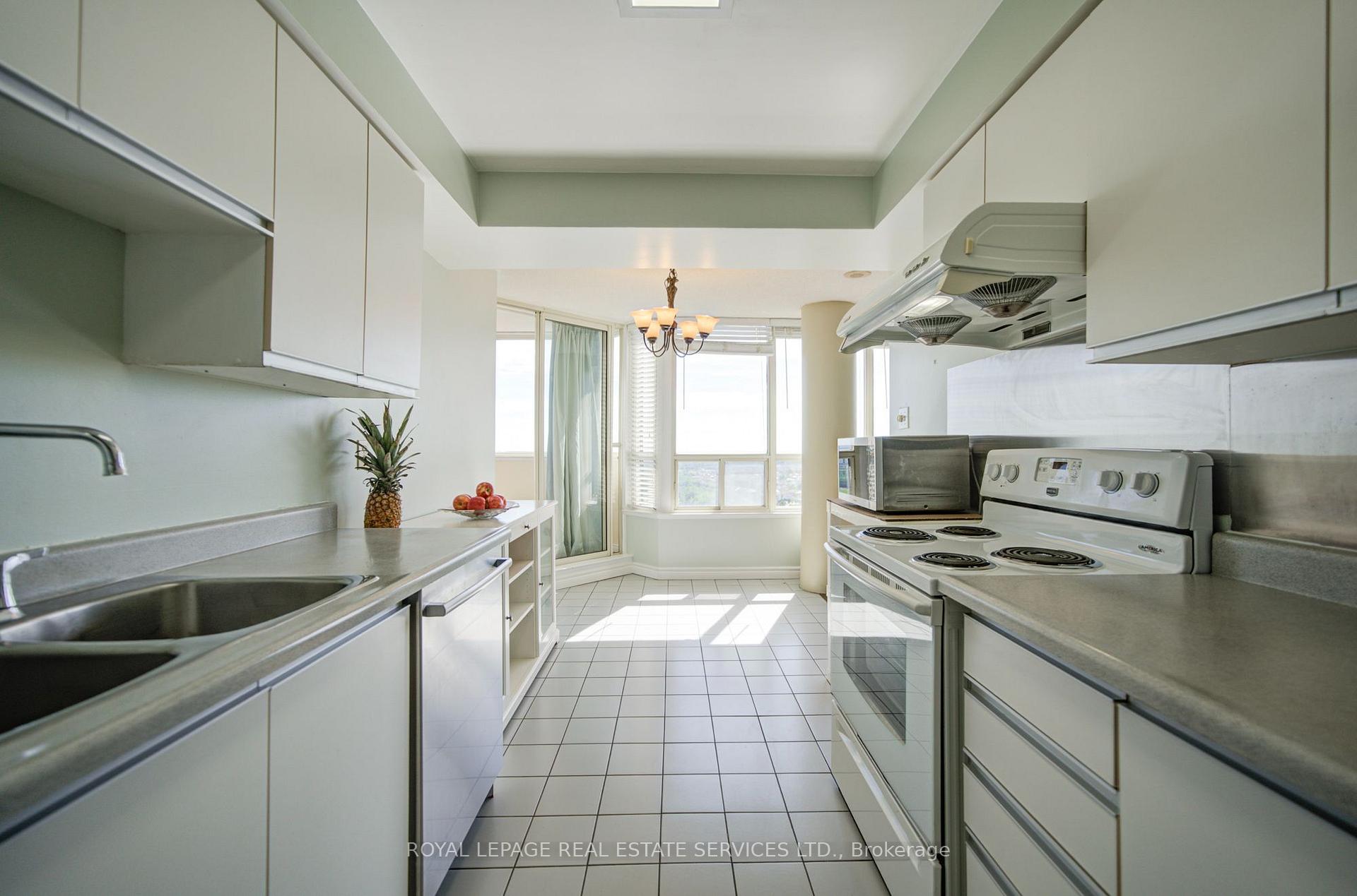 Photo 10 of 400 Webb Drive, Mississauga, City Centre — HOMEH