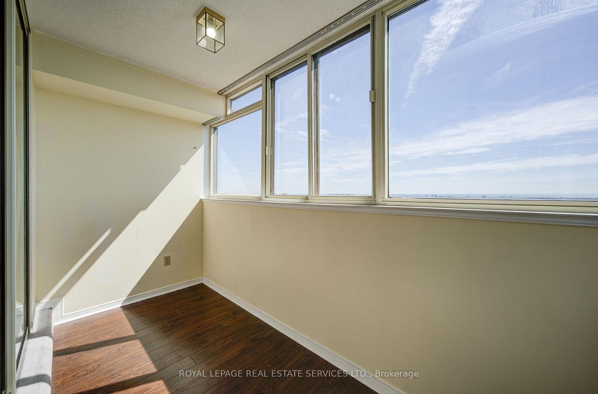 Photo 14 of 400 Webb Drive, Mississauga, City Centre — HOMEH