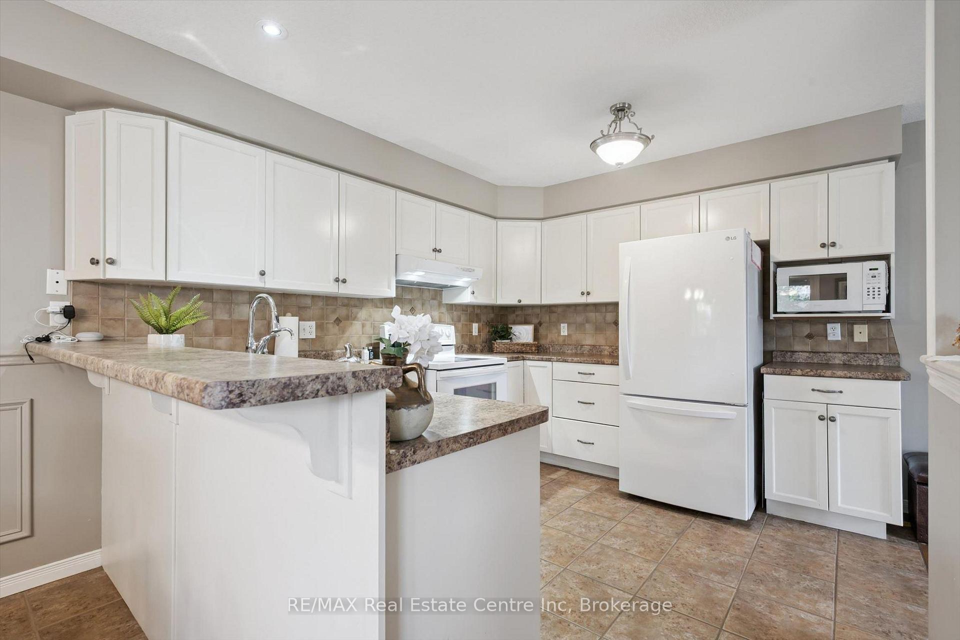 Photo 5 of 4 Hunt Street, Guelph, Pineridge/Westminster Woods — HOMEH