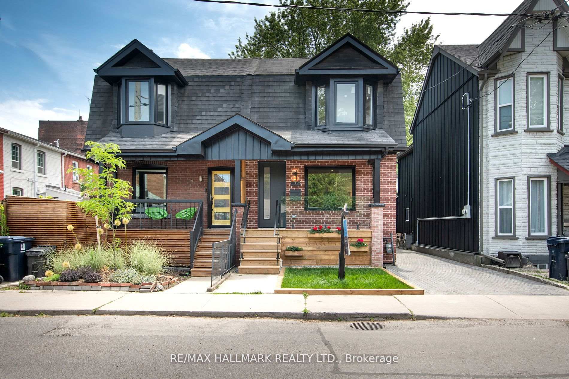 Photo 3 of 1 1/2 Delaney Crescent, Toronto, Little Portugal — HOMEH