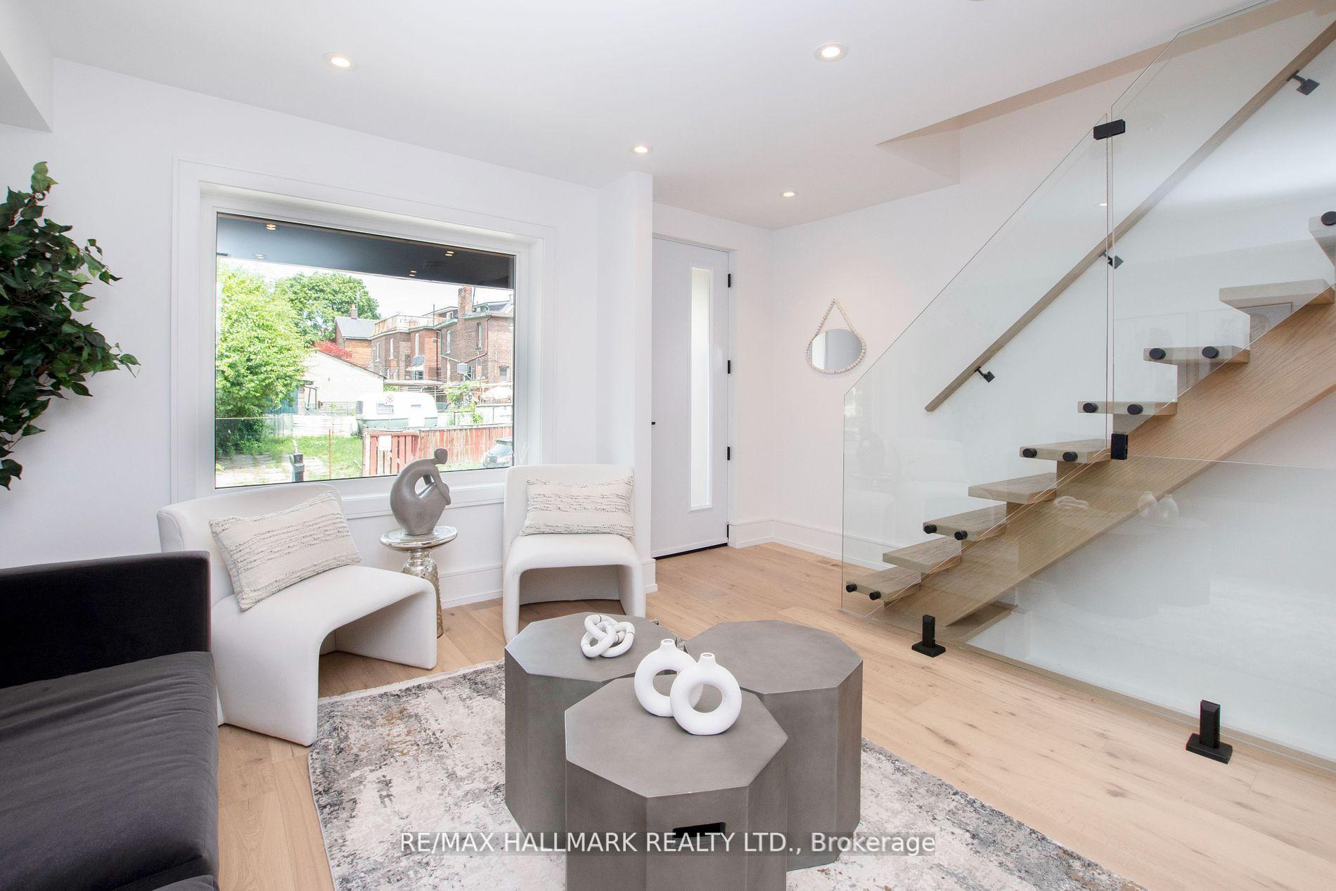 Photo 6 of 1 1/2 Delaney Crescent, Toronto, Little Portugal — HOMEH