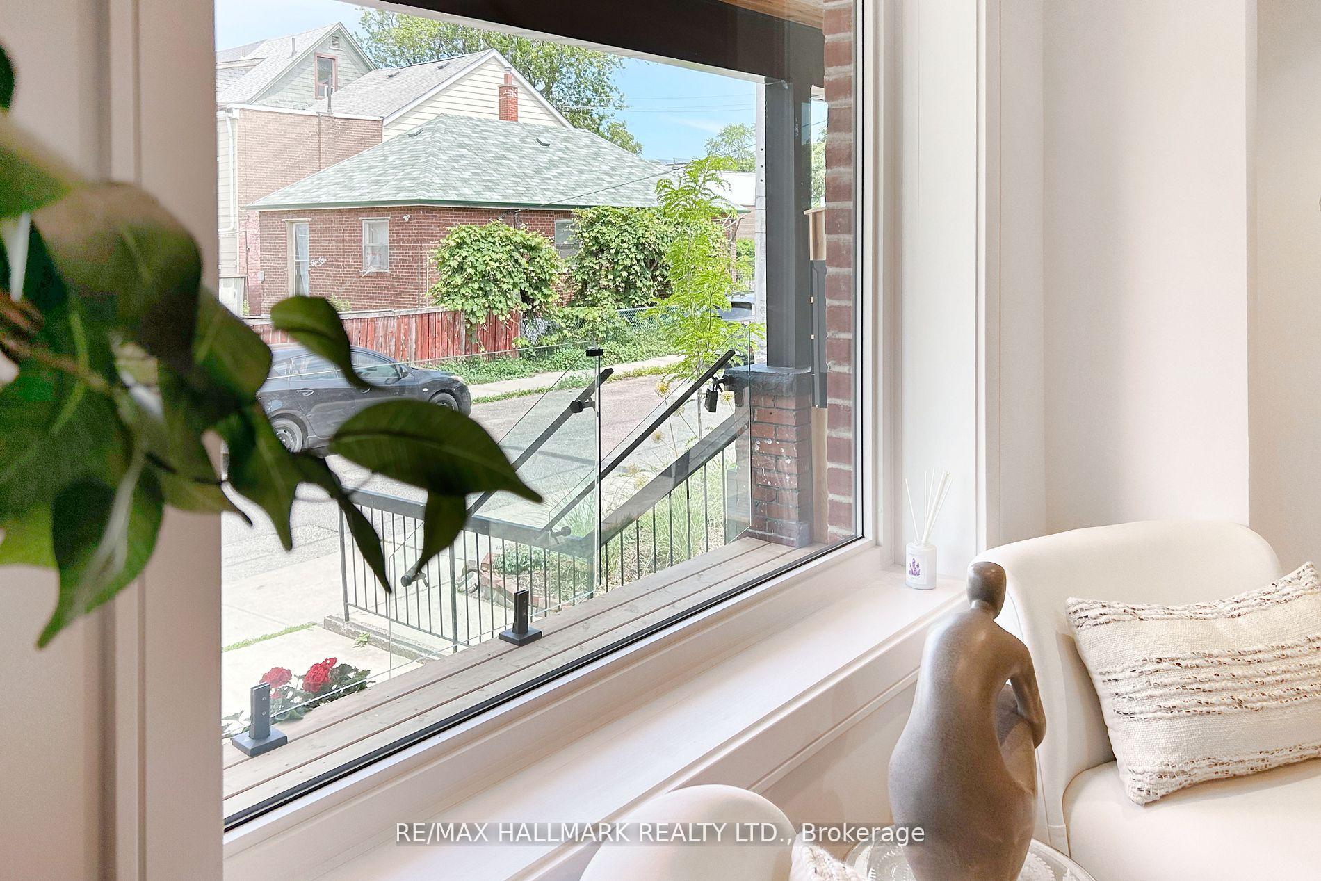 Photo 12 of 1 1/2 Delaney Crescent, Toronto, Little Portugal — HOMEH