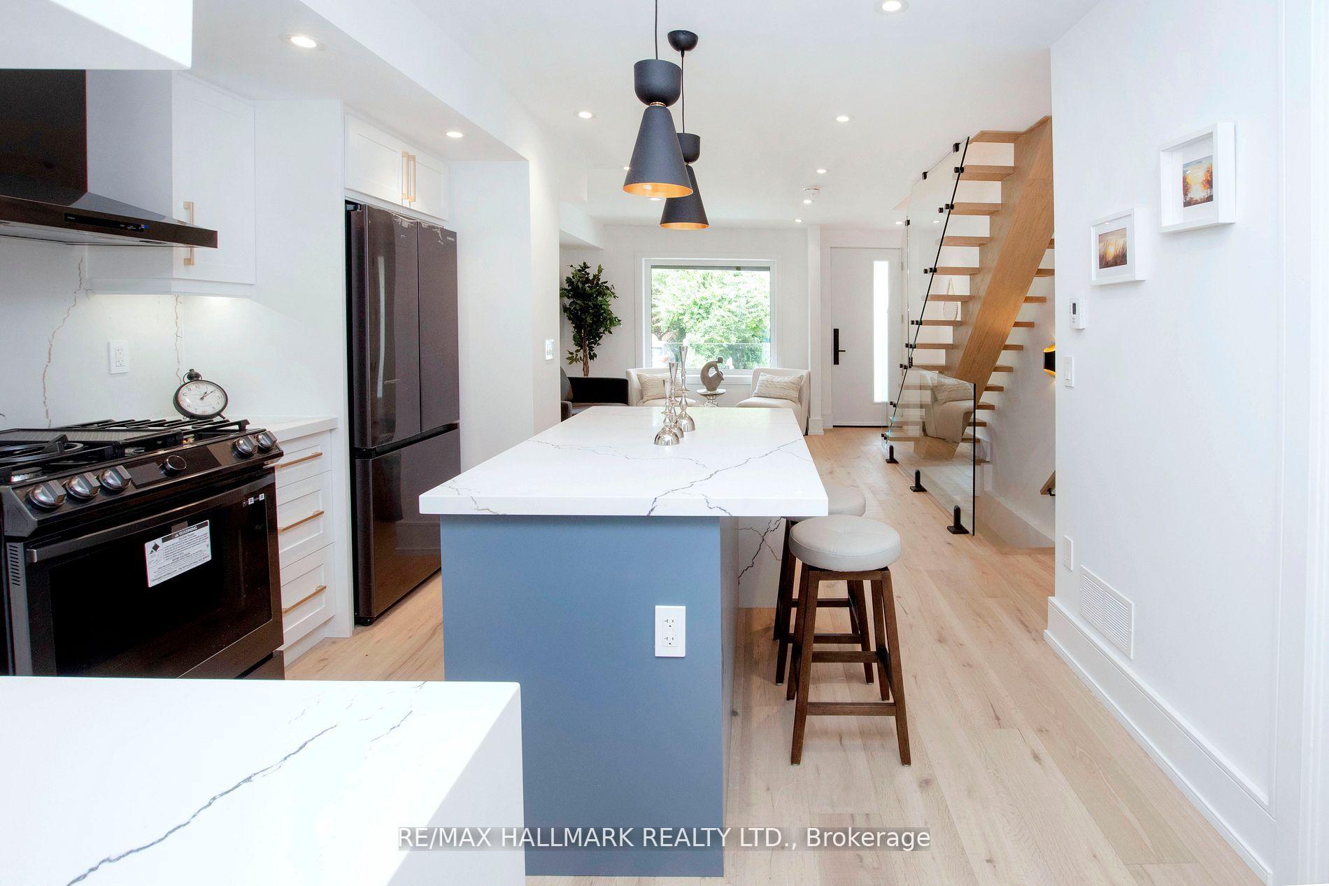 Photo 16 of 1 1/2 Delaney Crescent, Toronto, Little Portugal — HOMEH