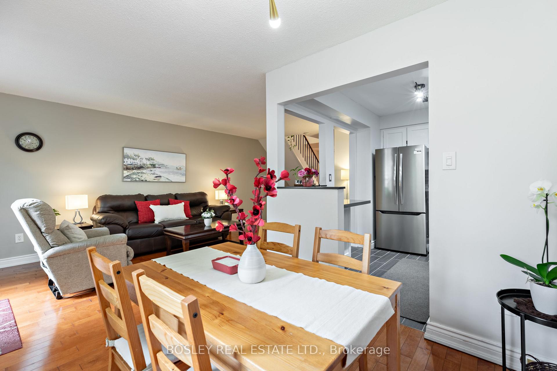 Photo 2 of 6 Markburn Court, Etobicoke, Eringate-Centennial-West Deane — HOMEH