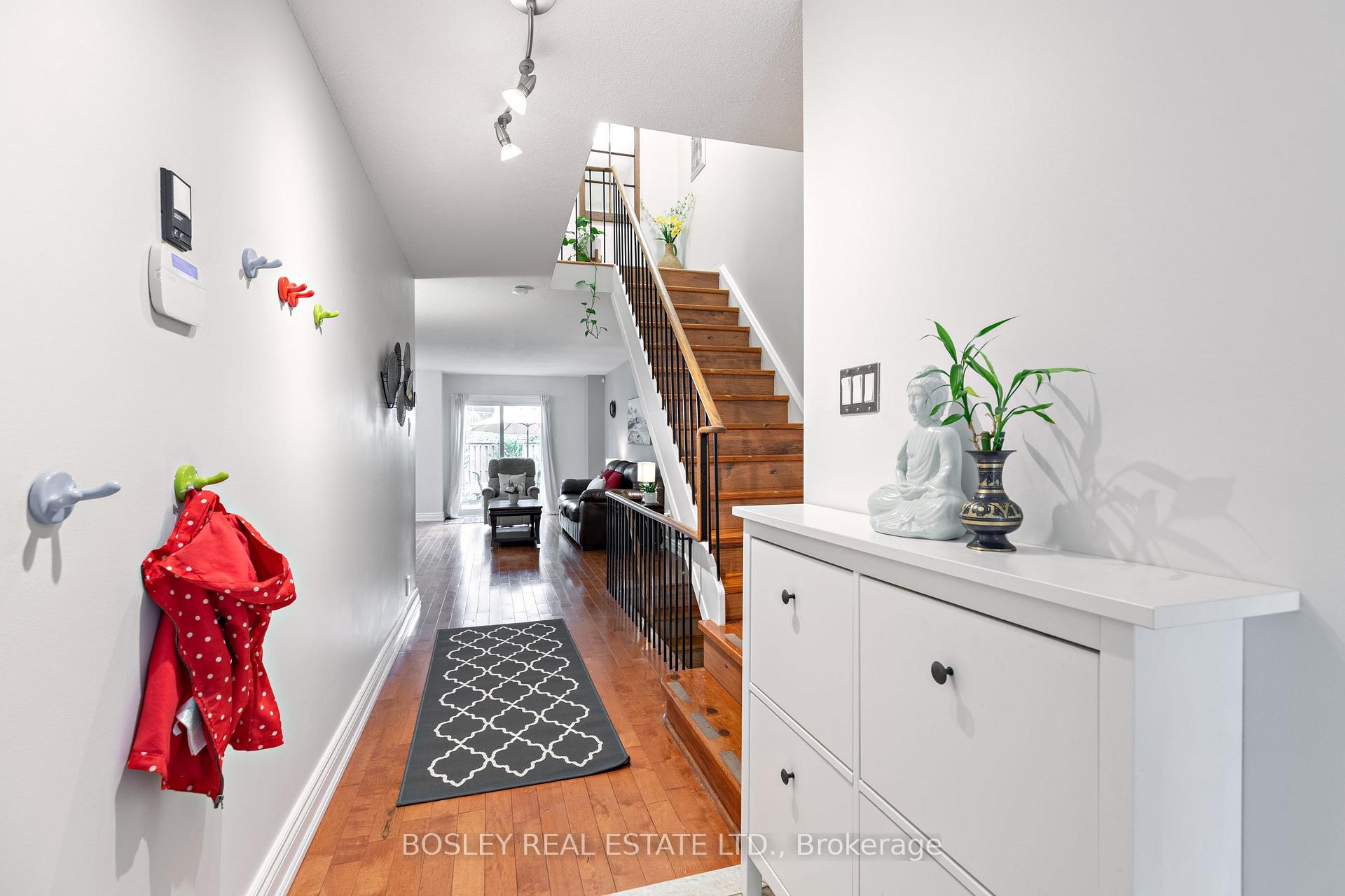 Photo 4 of 6 Markburn Court, Etobicoke, Eringate-Centennial-West Deane — HOMEH